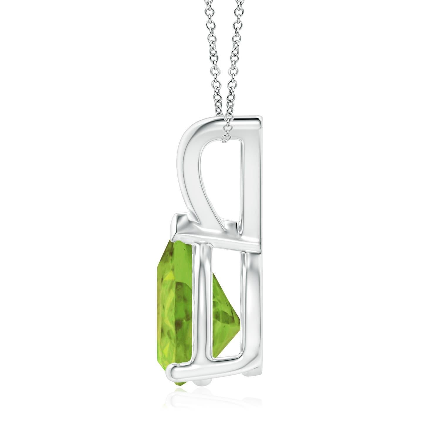 Ce pendentif solitaire classique en péridot, en or blanc 14k, est élégant grâce à son design minimaliste. Relié à une boucle en V brillante, le magnifique péridot en forme de poire séduit par sa teinte jaune-dorée. Le sertissage à trois griffes de