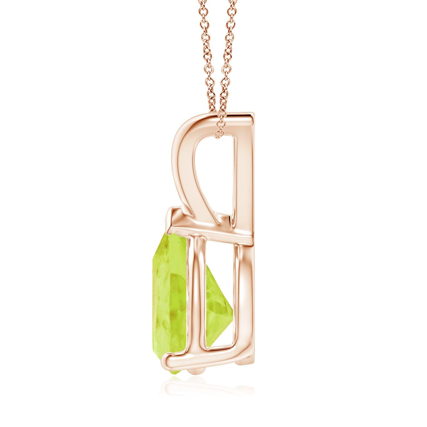 Ce pendentif solitaire classique en péridot, en or rose 18 carats, est d'une grande élégance avec son design minimaliste. Relié à une boucle en V brillante, le magnifique péridot en forme de poire séduit par sa teinte jaune-dorée. Le sertissage à