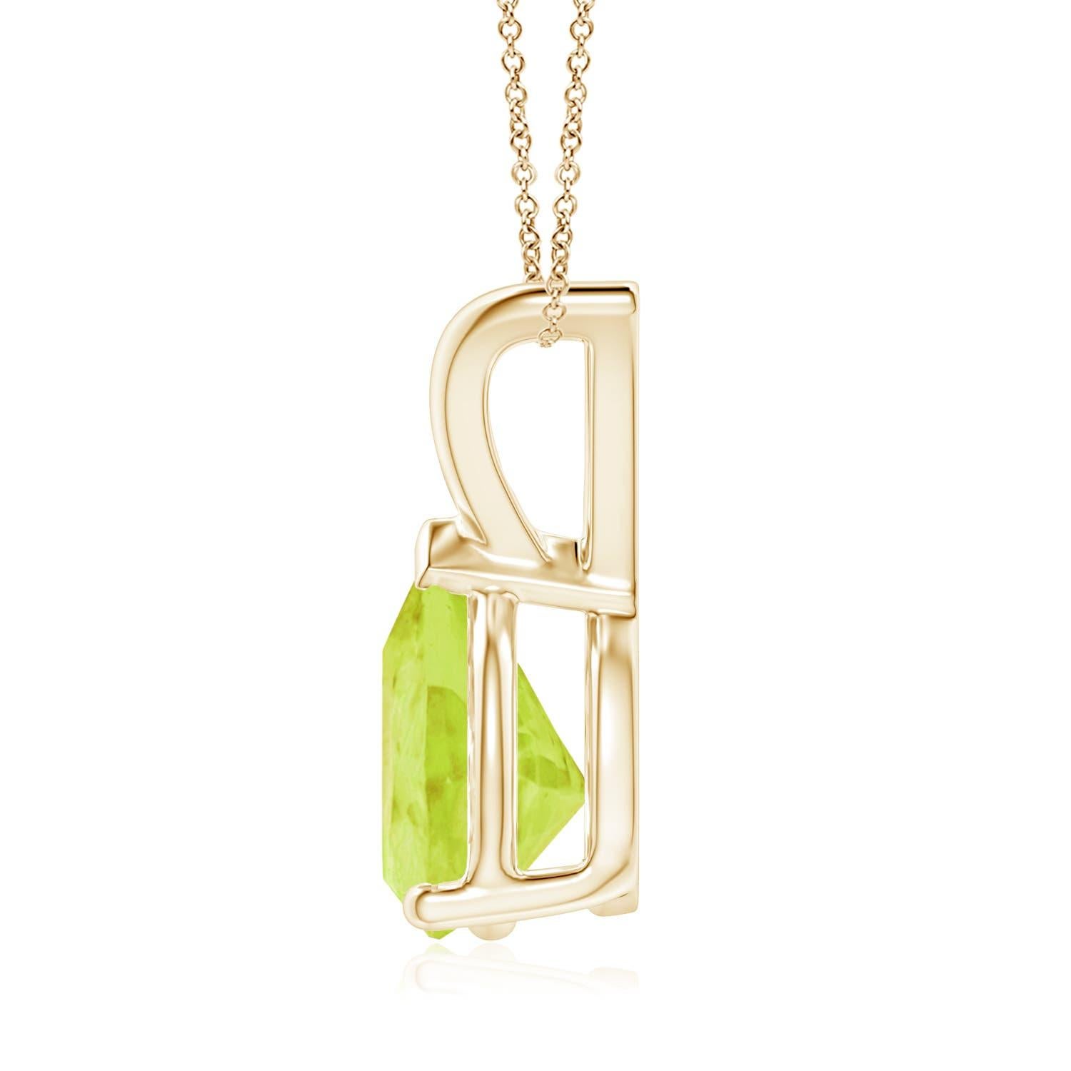 Ce pendentif solitaire classique en péridot, en or jaune 18 carats, est d'une grande élégance avec son design minimaliste. Relié à une boucle en V brillante, le magnifique péridot en forme de poire séduit par sa teinte jaune-dorée. Le sertissage à
