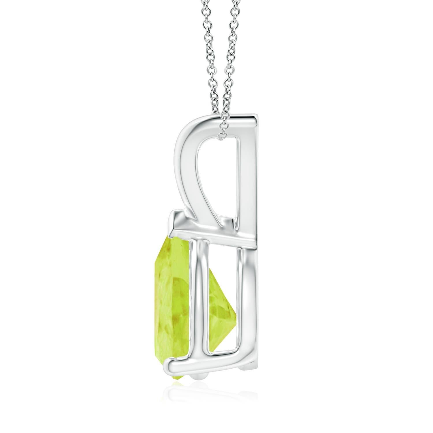 Este clásico colgante solitario de peridoto en platino resulta elegante con su diseño minimalista. Enlazado a una brillante bala en V, el magnífico peridoto en forma de pera cautiva con su tono amarillo dorado. El engaste de tres puntas de la gema