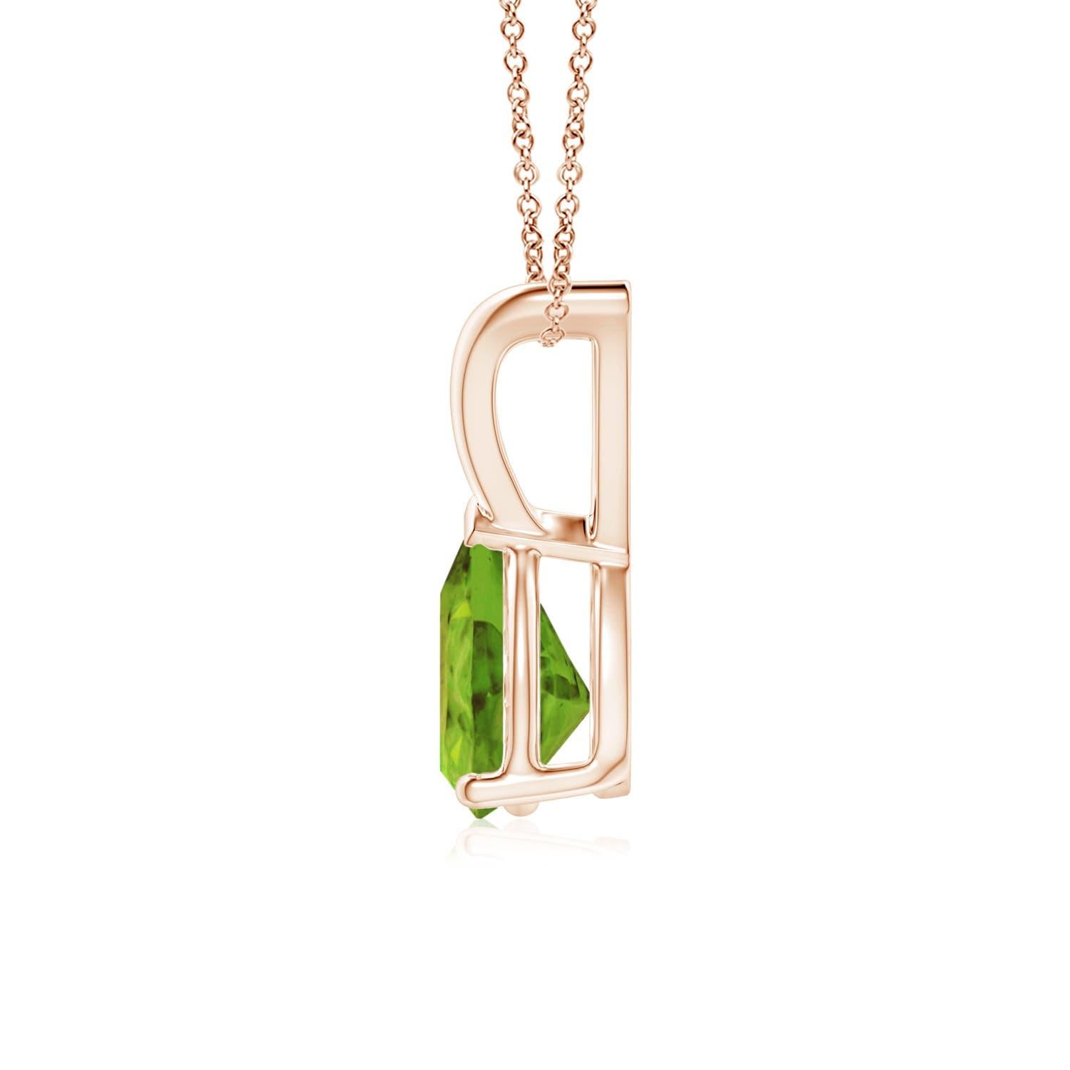 Ce pendentif solitaire classique en péridot, en or rose 18 carats, est d'une grande élégance avec son design minimaliste. Relié à une boucle en V brillante, le magnifique péridot en forme de poire séduit par sa teinte jaune-dorée. Le sertissage à