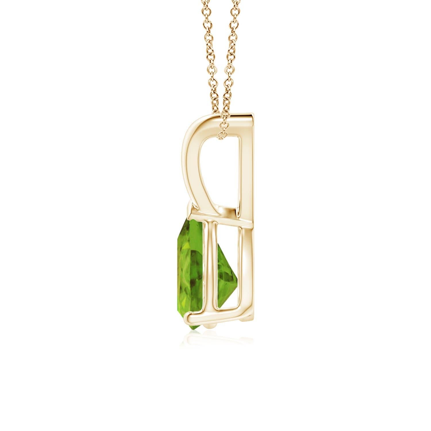 Ce pendentif solitaire classique en péridot, en or jaune 18 carats, est d'une grande élégance avec son design minimaliste. Relié à une boucle en V brillante, le magnifique péridot en forme de poire séduit par sa teinte jaune-dorée. Le sertissage à