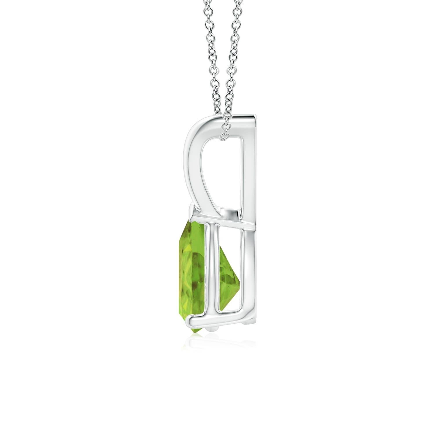 Ce pendentif solitaire classique en péridot, en platine, est élégant grâce à son design minimaliste. Relié à une boucle en V brillante, le magnifique péridot en forme de poire séduit par sa teinte jaune-dorée. Le sertissage à trois griffes de la