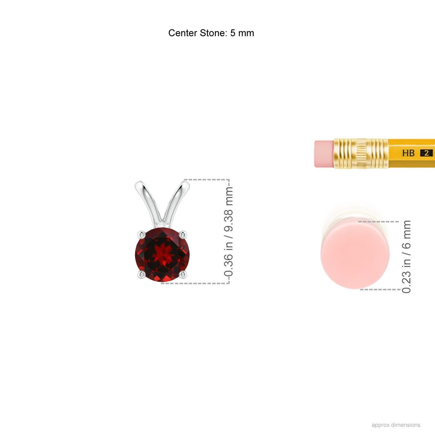 Fabriqué en  En platine, ce pendentif solitaire classique en grenat séduit par son charme féminin. Un grenat serti à quatre anneaux est relié à une boucle en V lustrée et séduit par sa teinte rouge intense.