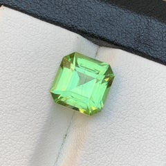 Peridoto verde vibrante naturale da 3,93 carati con taglio a smeraldo, gemma sfusa per anello