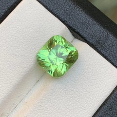 Nature Vibrant Green Peridot 5.50 Carat Cushion Cut Loose Gemstone for Ring (péridot vert vibrant naturel)