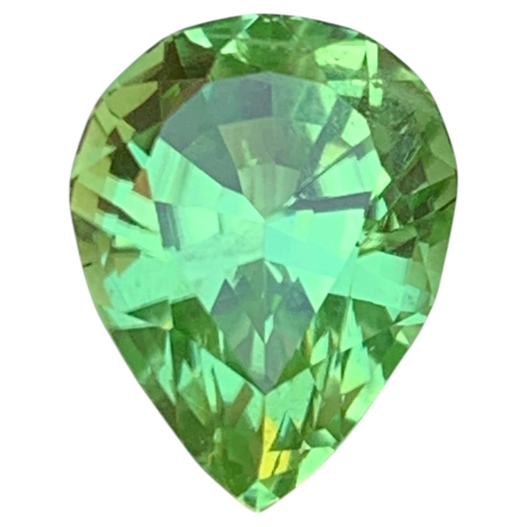 Peridot Vert Vibrant Naturel 5.71 Carat Pear Cut Gemstone Loose pour Bijoux