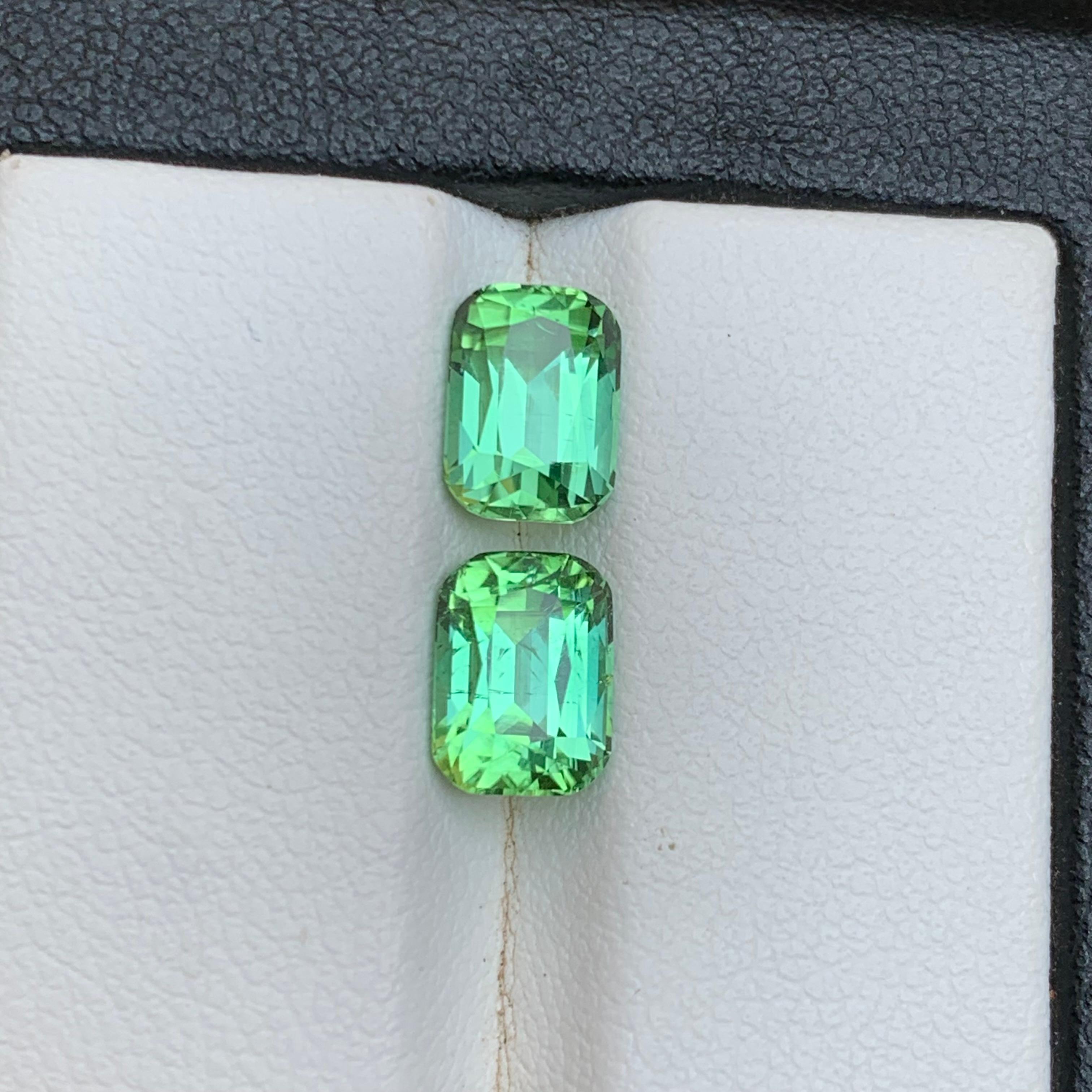 Contemporaneo Tormalina verde vibrante naturale da 3.65 carati con taglio a cuscino, coppia di gemme sciolte - gioielli in vendita