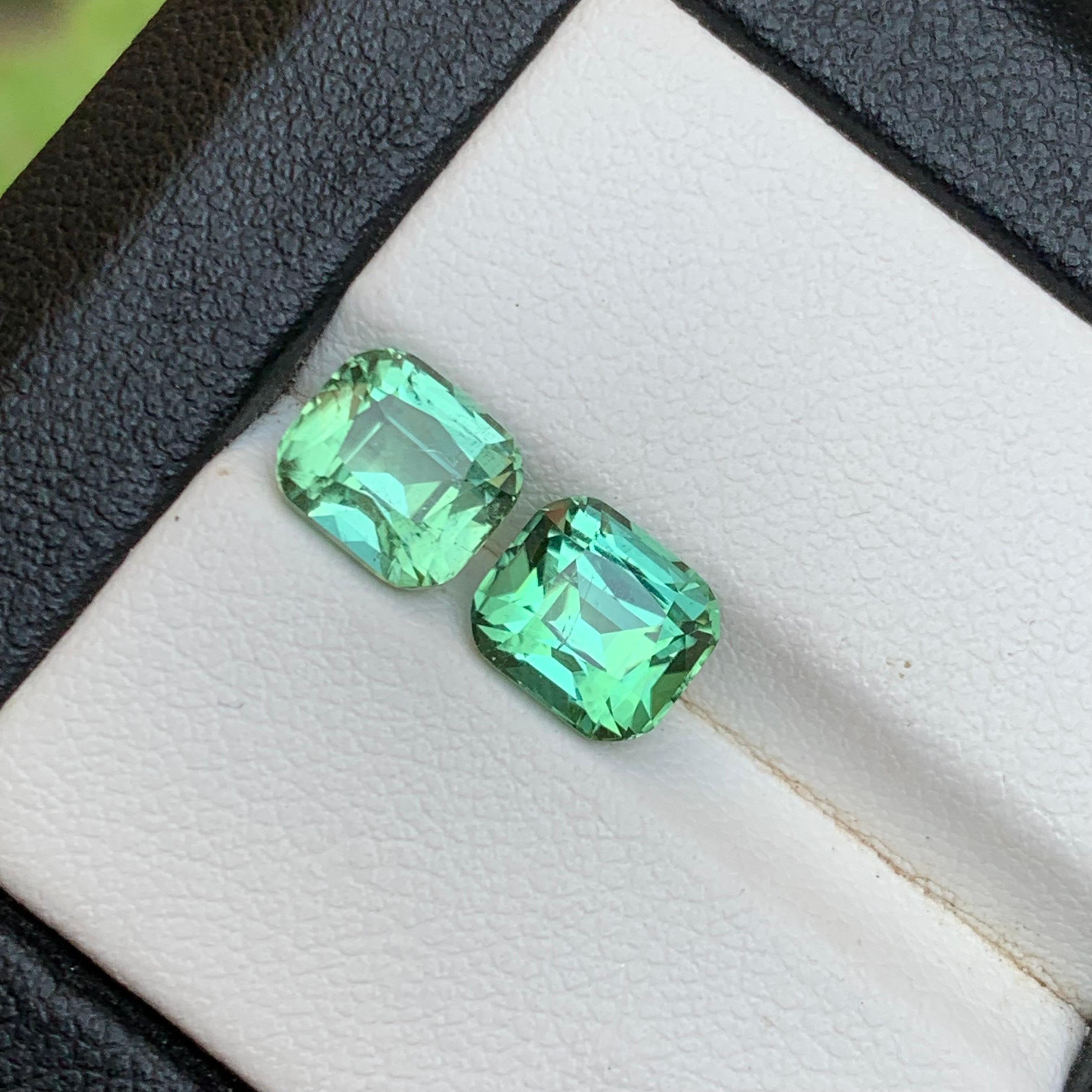 Contemporaneo Tormalina verde vibrante naturale da 3.69 carati con taglio a cuscino, coppia di gemme sciolte - gioielli in vendita