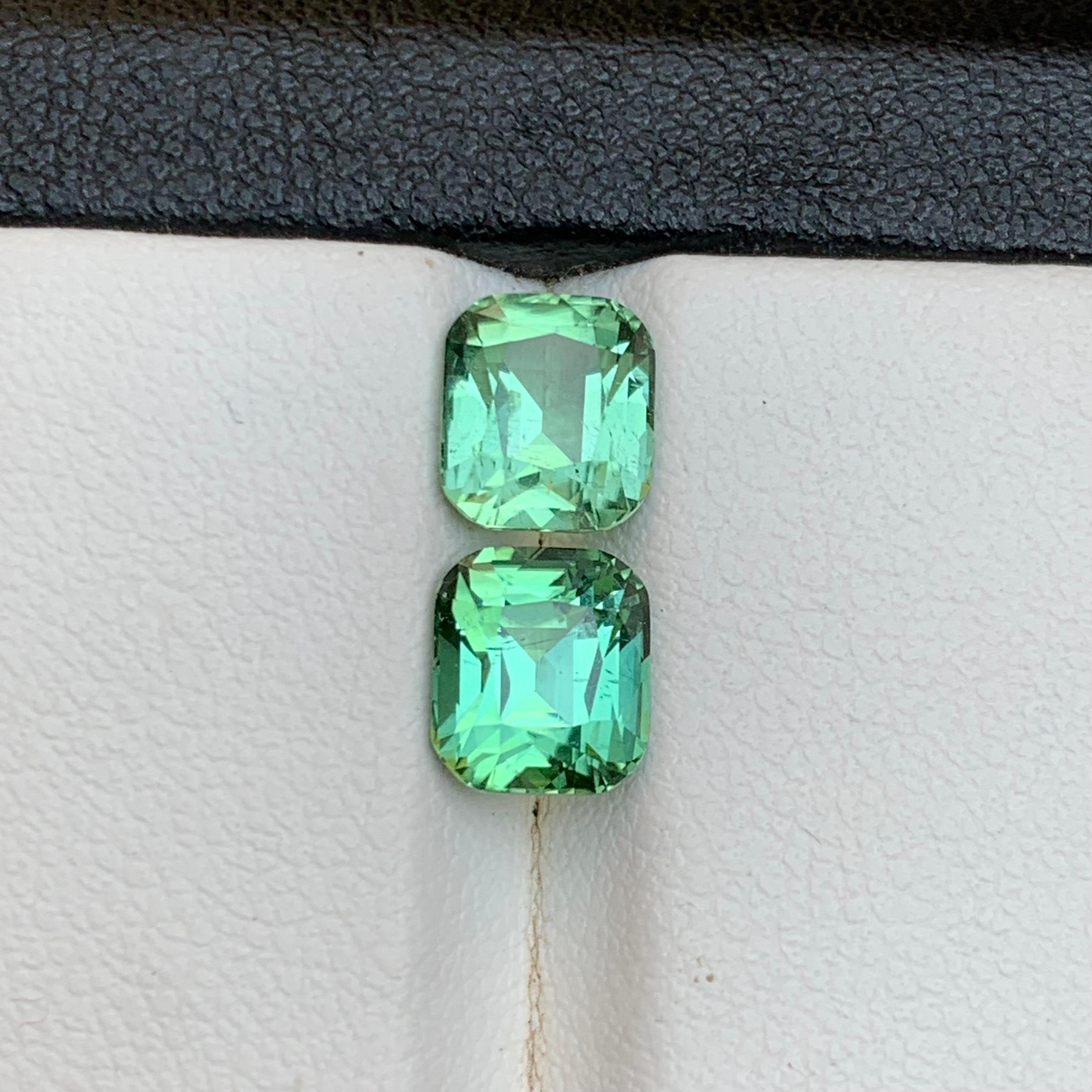 Taglio cuscino Tormalina verde vibrante naturale da 3.69 carati con taglio a cuscino, coppia di gemme sciolte - gioielli in vendita