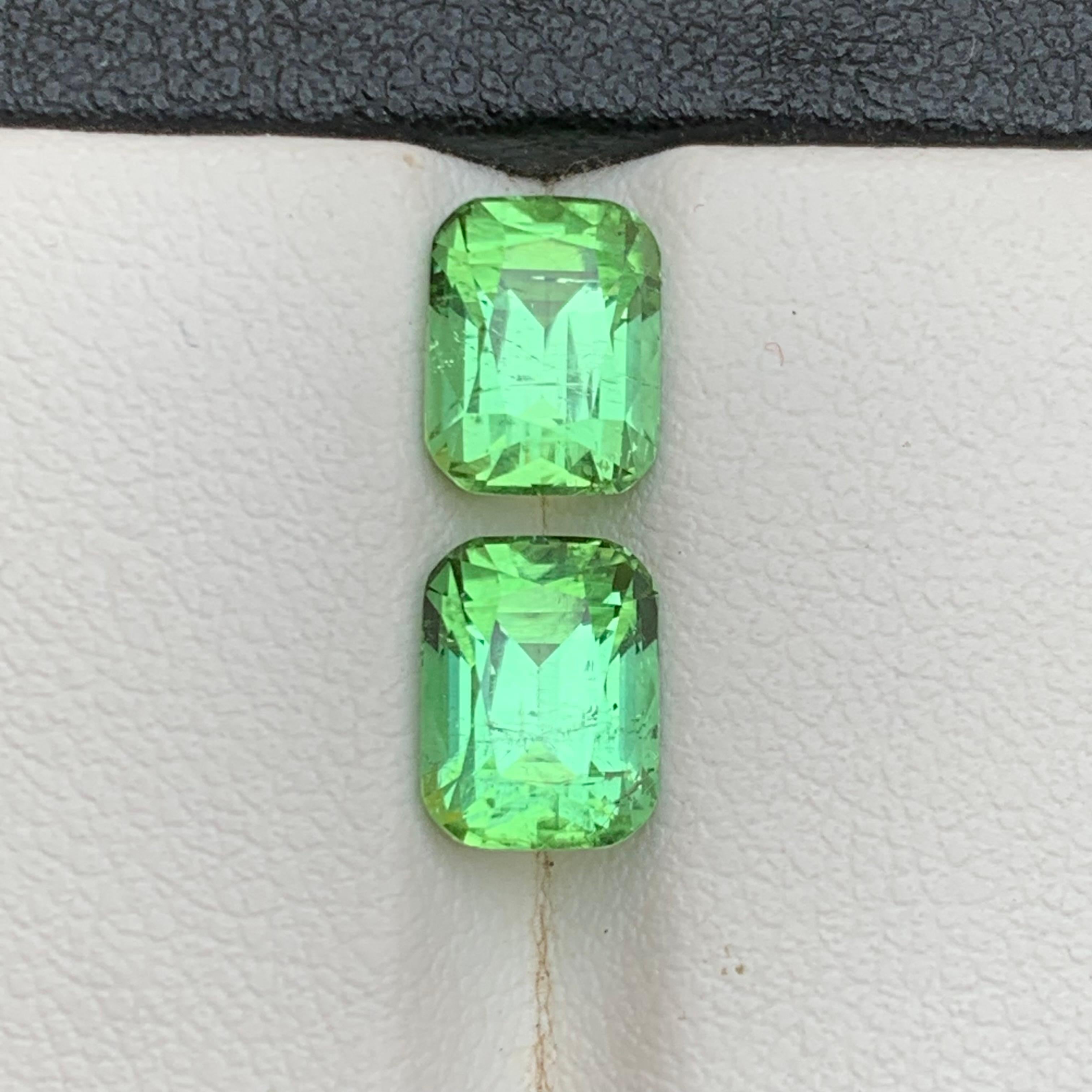Contemporaneo Tormalina verde vibrante naturale da 4,24 carati con taglio a cuscino, coppia di gemme sciolte - gioielli in vendita