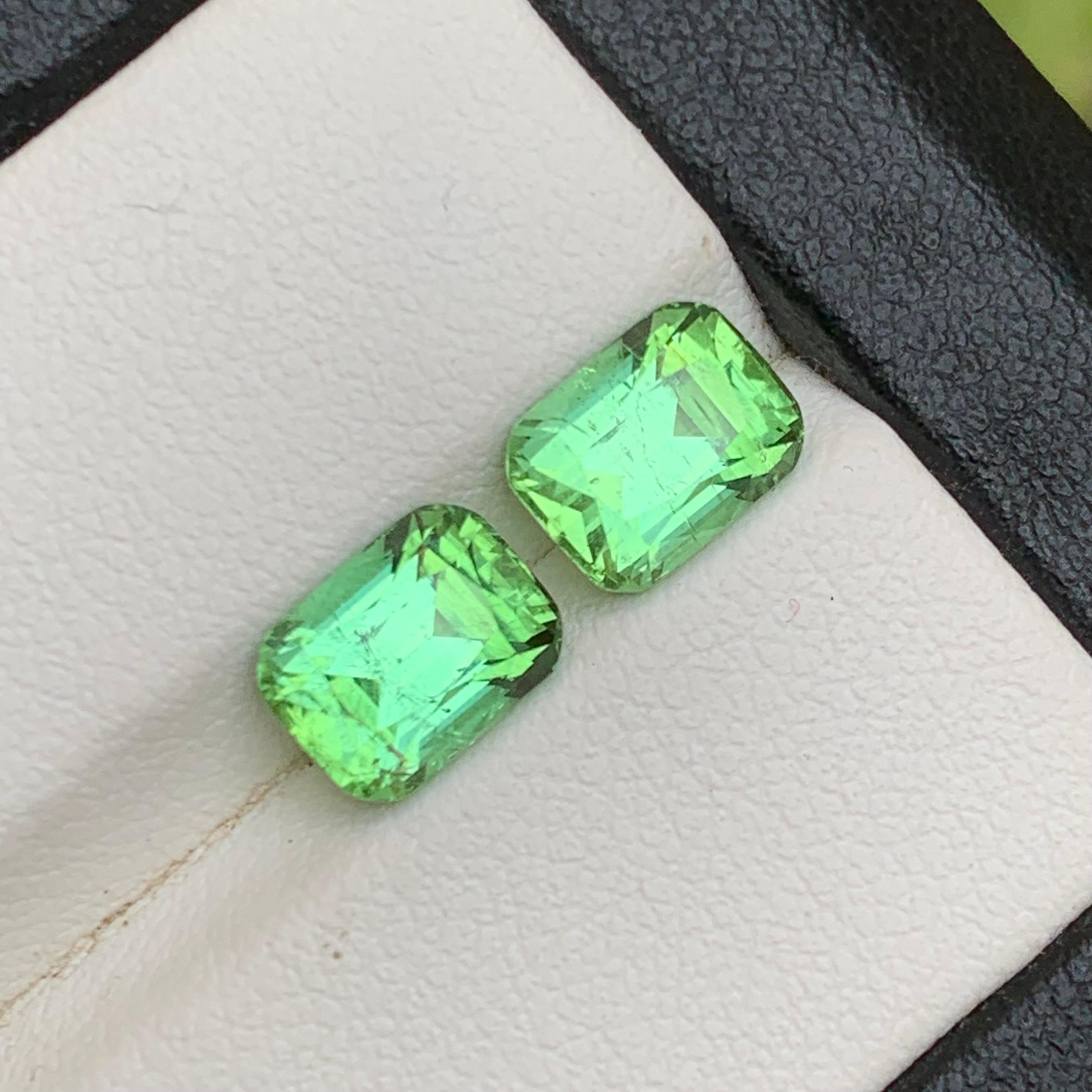 Taglio cuscino Tormalina verde vibrante naturale da 4,24 carati con taglio a cuscino, coppia di gemme sciolte - gioielli in vendita
