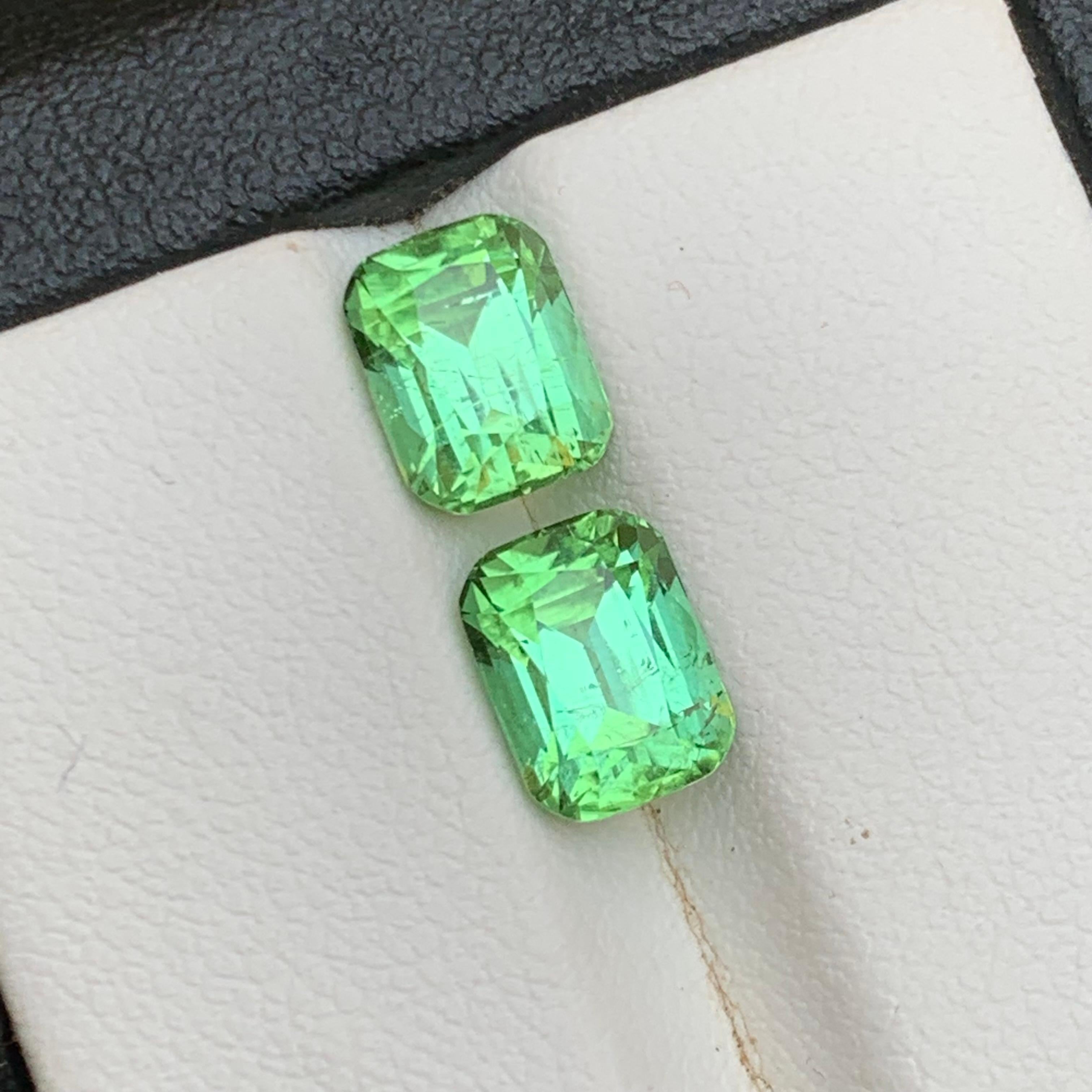da uomo o donna Tormalina verde vibrante naturale da 4,24 carati con taglio a cuscino, coppia di gemme sciolte - gioielli in vendita