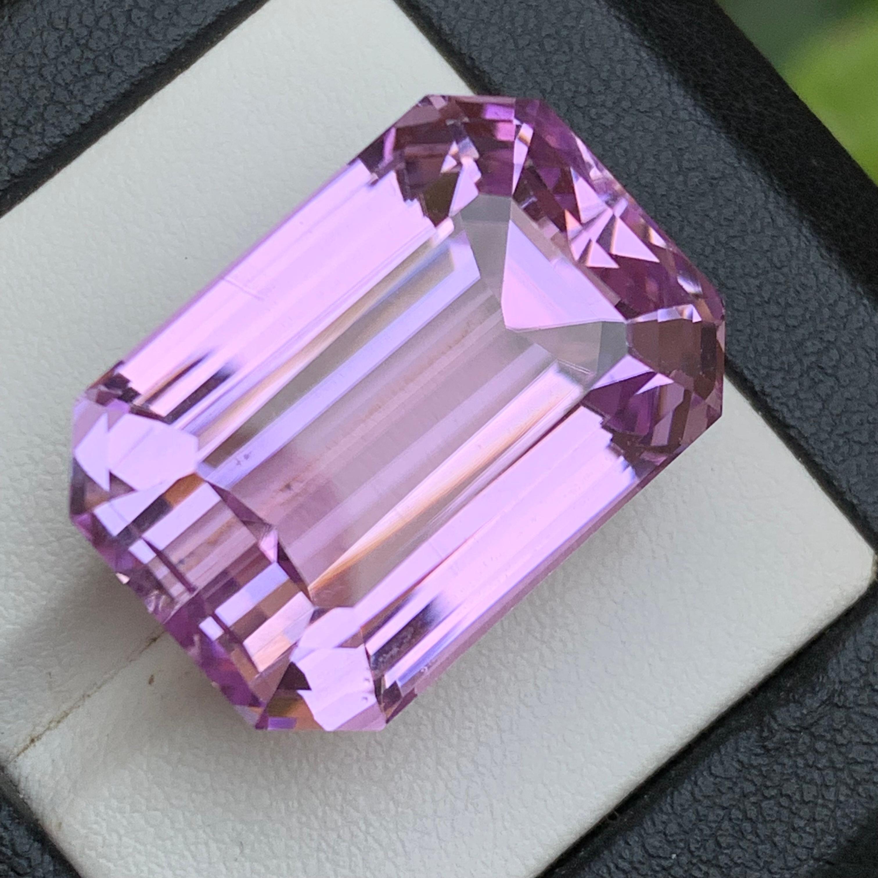 Naturelle Kunzite violet vibrant 65.61 Ct Emerald Cut Loose Gemstone for Pendentif en vente 3