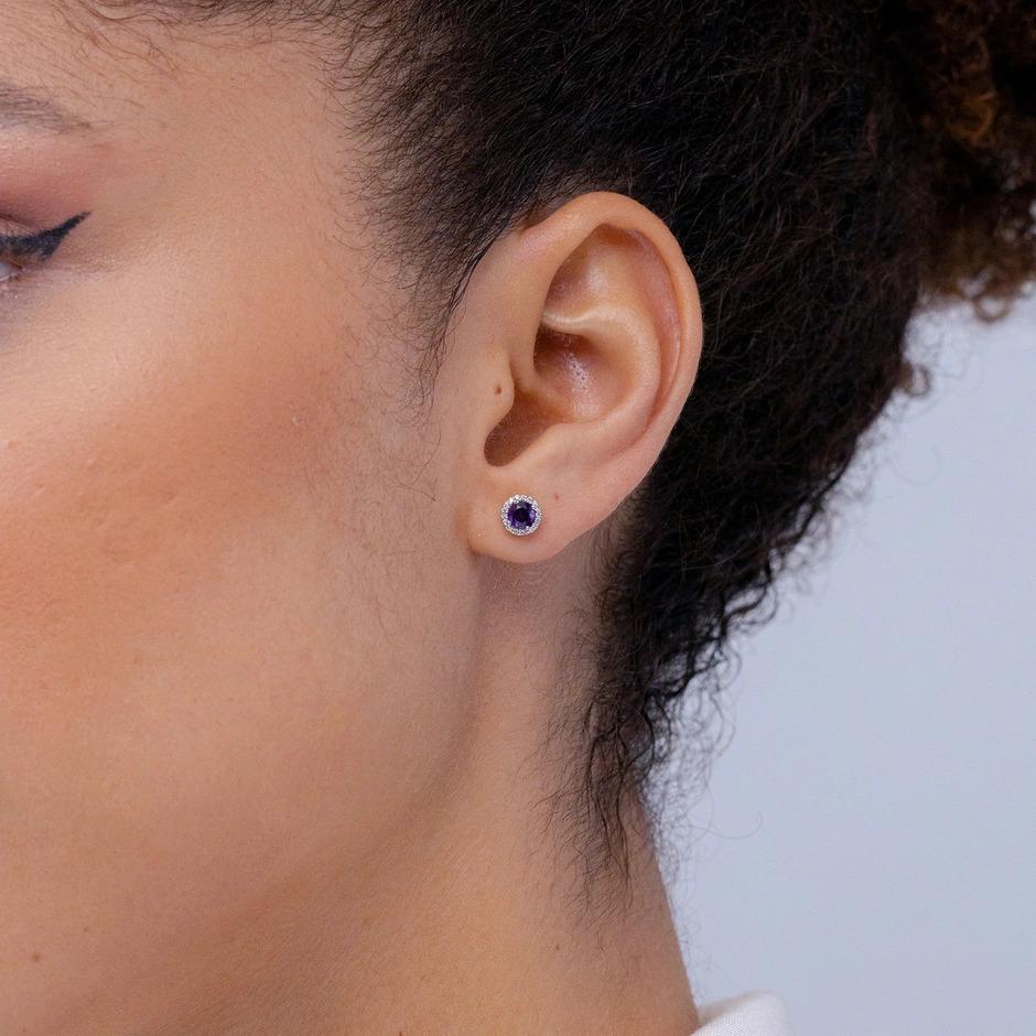 Natürliche Vintage Runde 0,90 Karat Amethyst-Halo-Ohrstecker aus Platin (Moderne) im Angebot