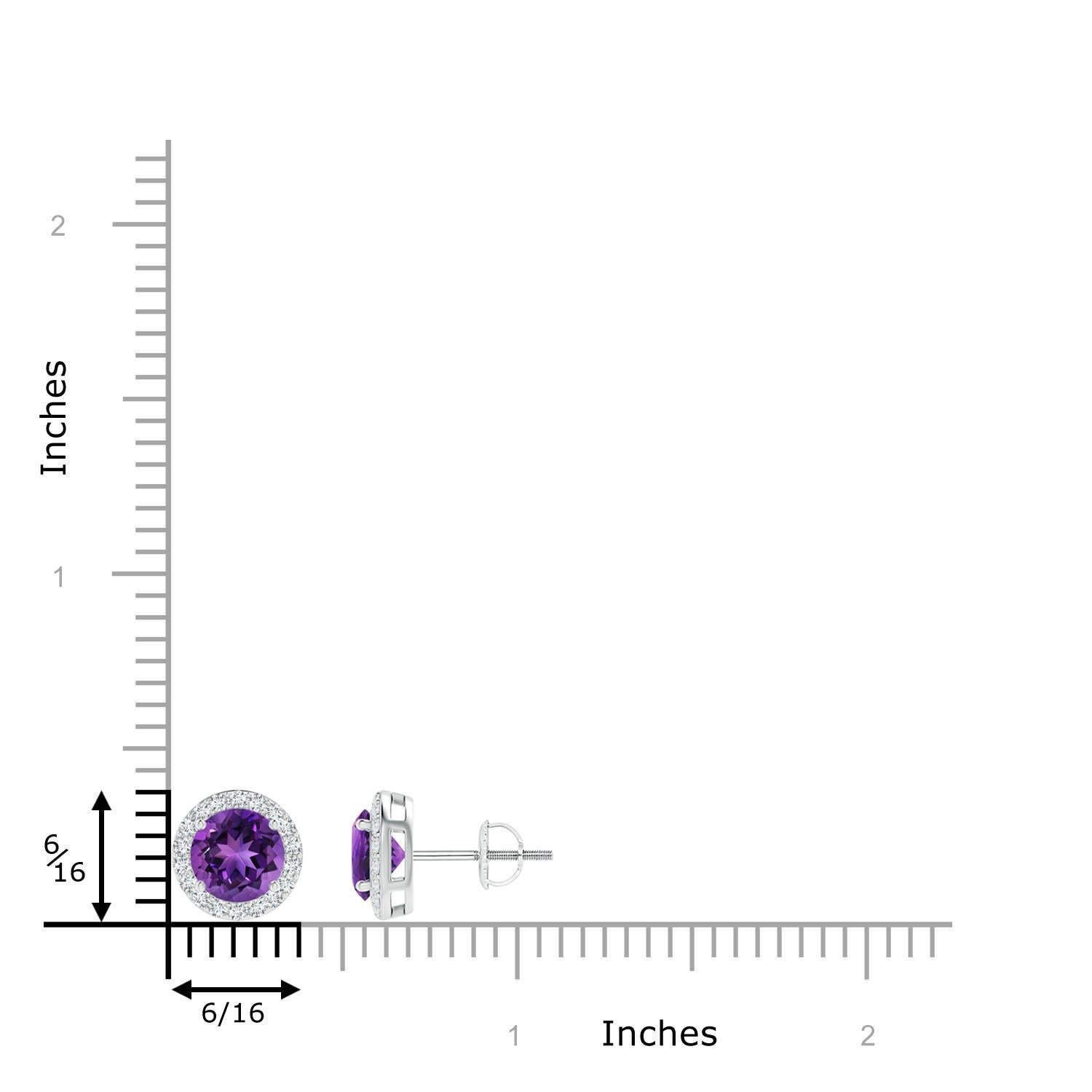 De ravissantes améthystes rondes sont entourées de halos de diamants scintillants sur cette spectaculaire paire de boucles d'oreilles. D'allure classique, il est conçu en platine. Les améthystes et les diamants sont montés en serti clos et brillent