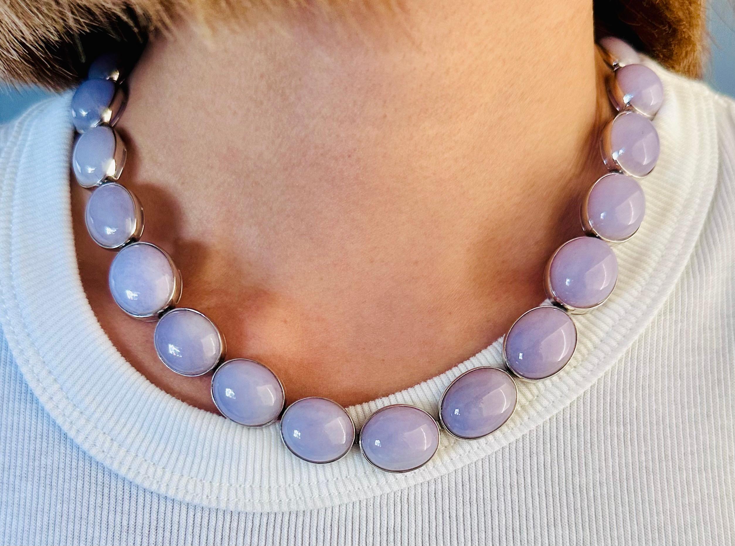 Magnifique collier de jade lavande avec un fermoir en diamant en or blanc 18k 
Jade de qualité 