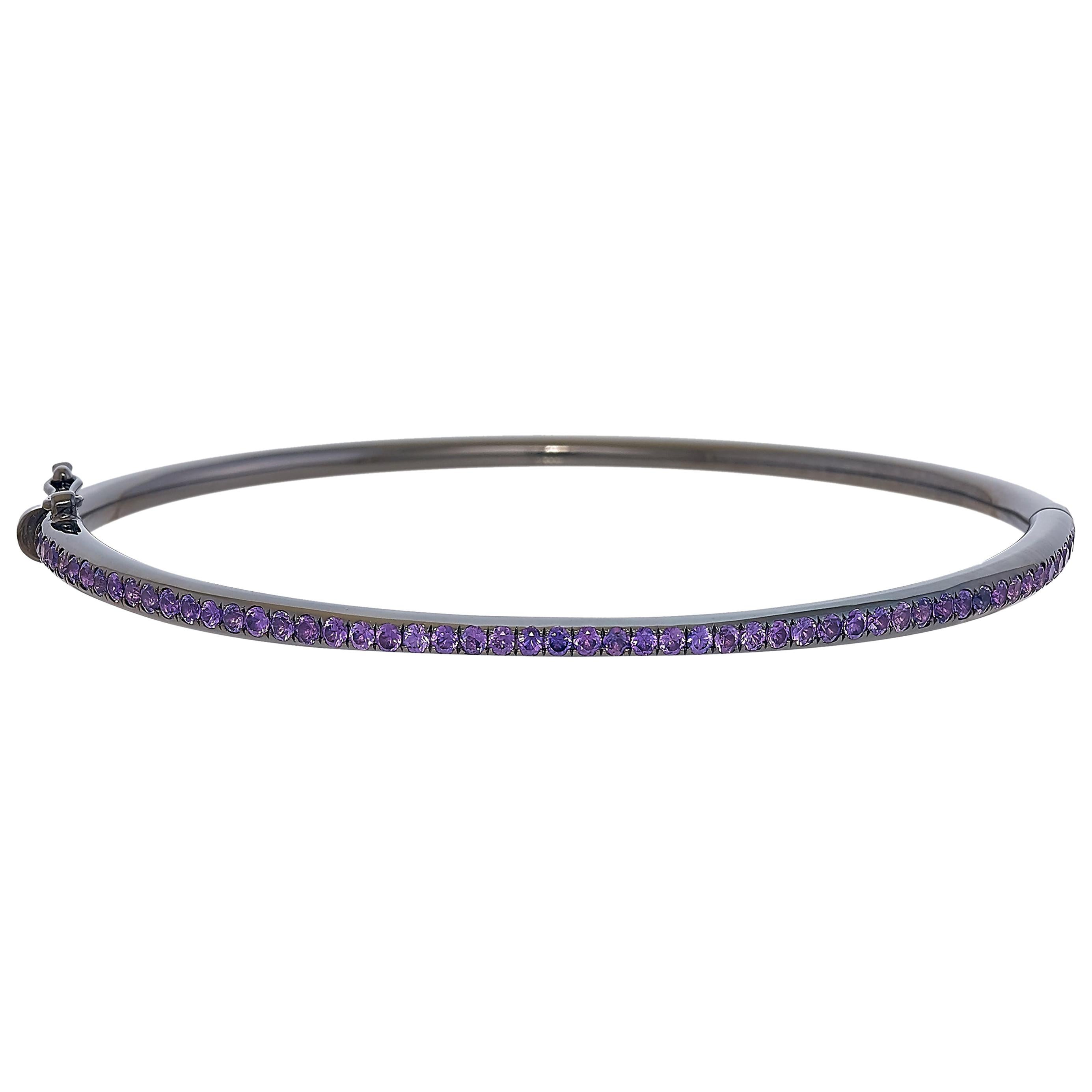Bracelet jonc ovale en or blanc 18 carats avec saphirs violets naturels et rhodium noir poli