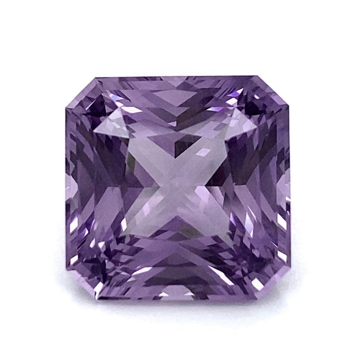 Ergänzen Sie Ihre Sammlung mit diesem beeindruckenden 10,97-Karat-Edelstein um die atemberaubende Eleganz eines natürlichen violetten Spinells. Der aus Madagaskar stammende Spinell mit seinem satten violetten Farbton ist ein seltener und exquisiter