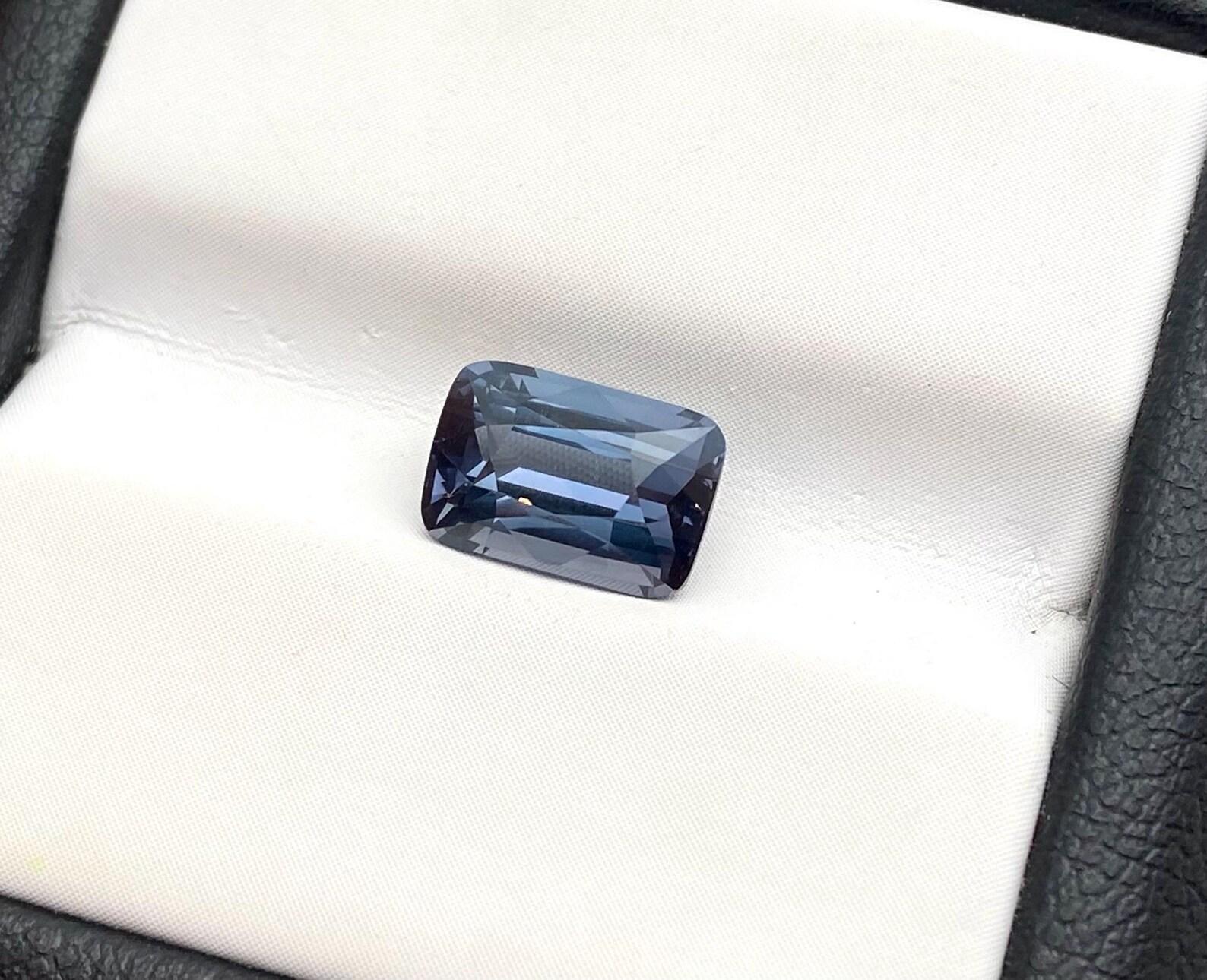 Gemma sciolta Nature Violet Spinel 2,17 ct., Alta qualità, taglio cushio, Origine Tanzania.

Certificato dal laboratorio GFCO
Colore della gemma: Viola
Tipo di gemma: Spinello
Dimensioni della gemma: 8,52x5,74x4,78 mm
Grado di taglio: Molto