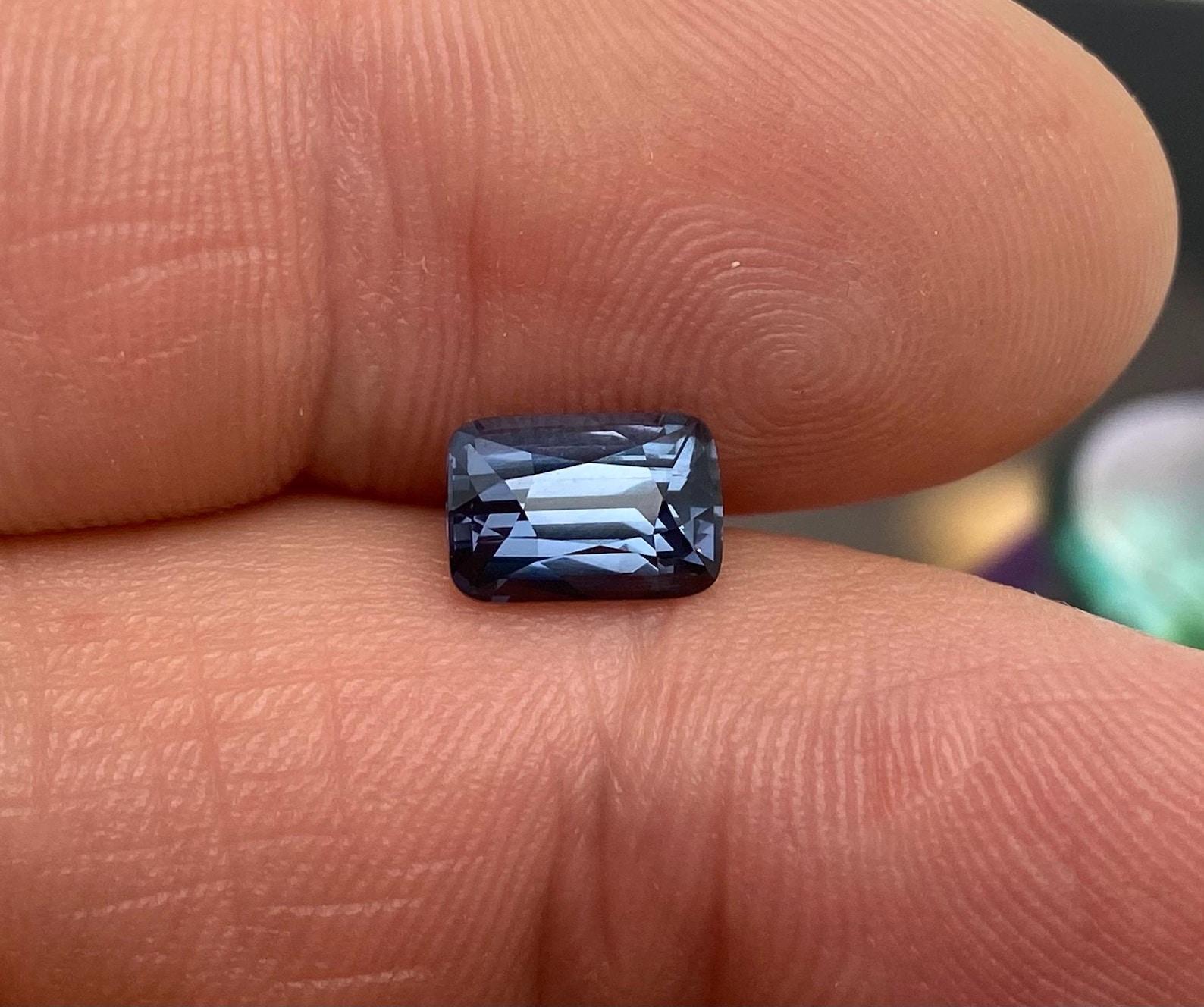 da uomo o donna Gemma sciolta Nature Violet Spinel 2.17 ct., Alta qualità, Origine Tanzania in vendita