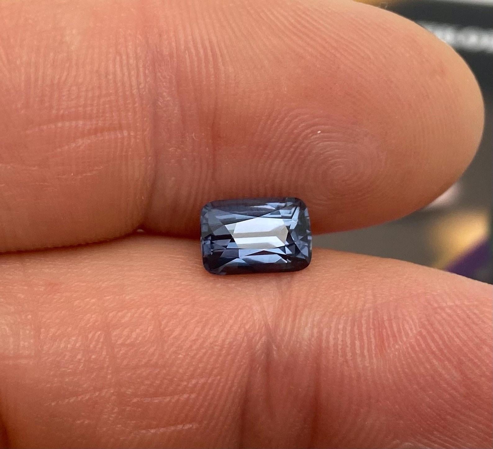 Gemma sciolta Nature Violet Spinel 2.17 ct., Alta qualità, Origine Tanzania in vendita 1