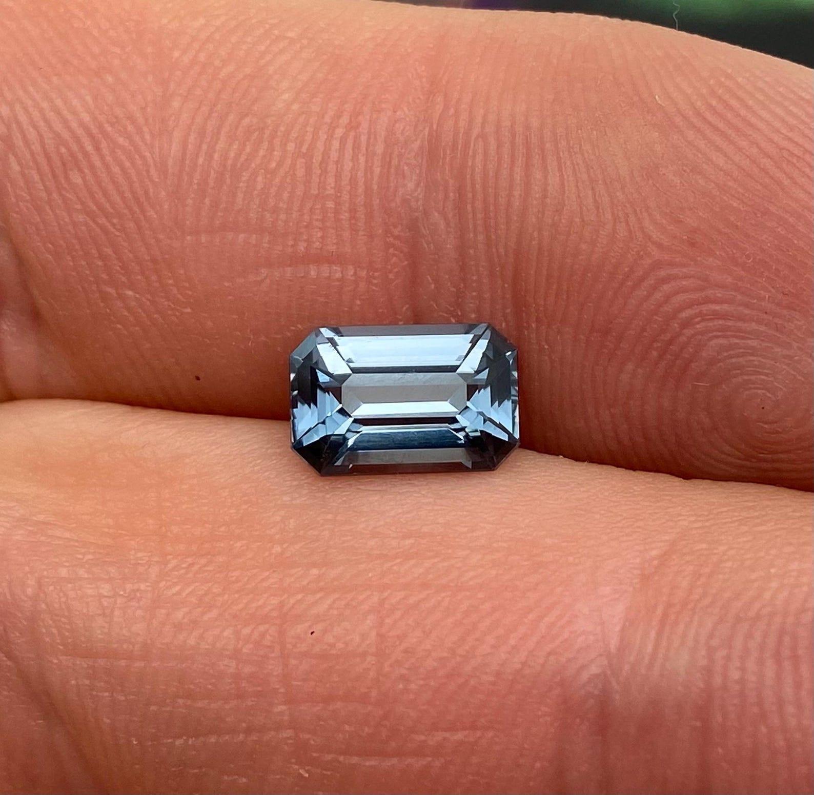 Taglio cuscino Gemma sciolta Nature Violet Spinel 2,18 ct., alta qualità, taglio ottagonale in vendita