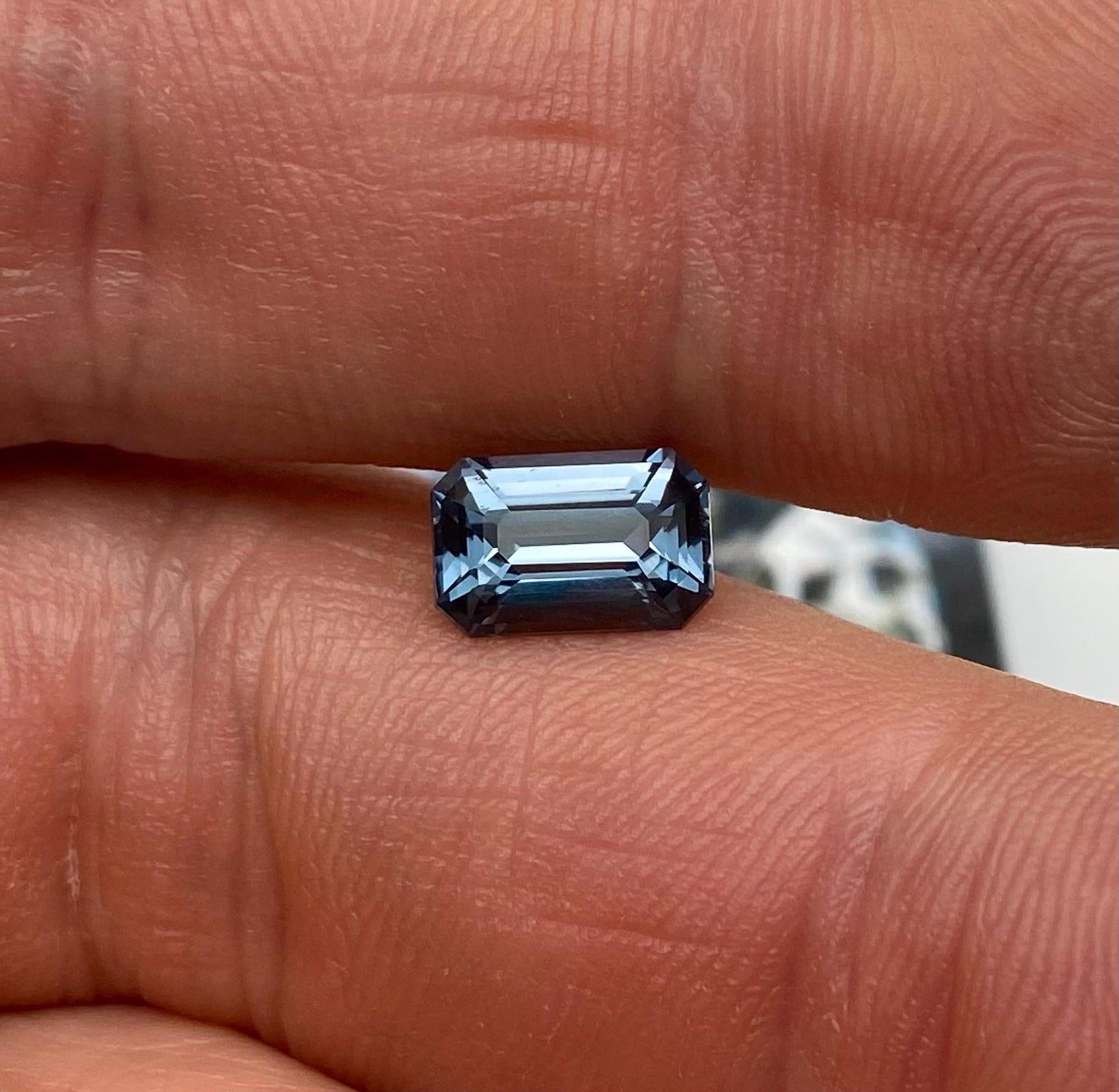 Gemma sciolta Nature Violet Spinel 2,18 ct., alta qualità, taglio ottagonale in vendita 2