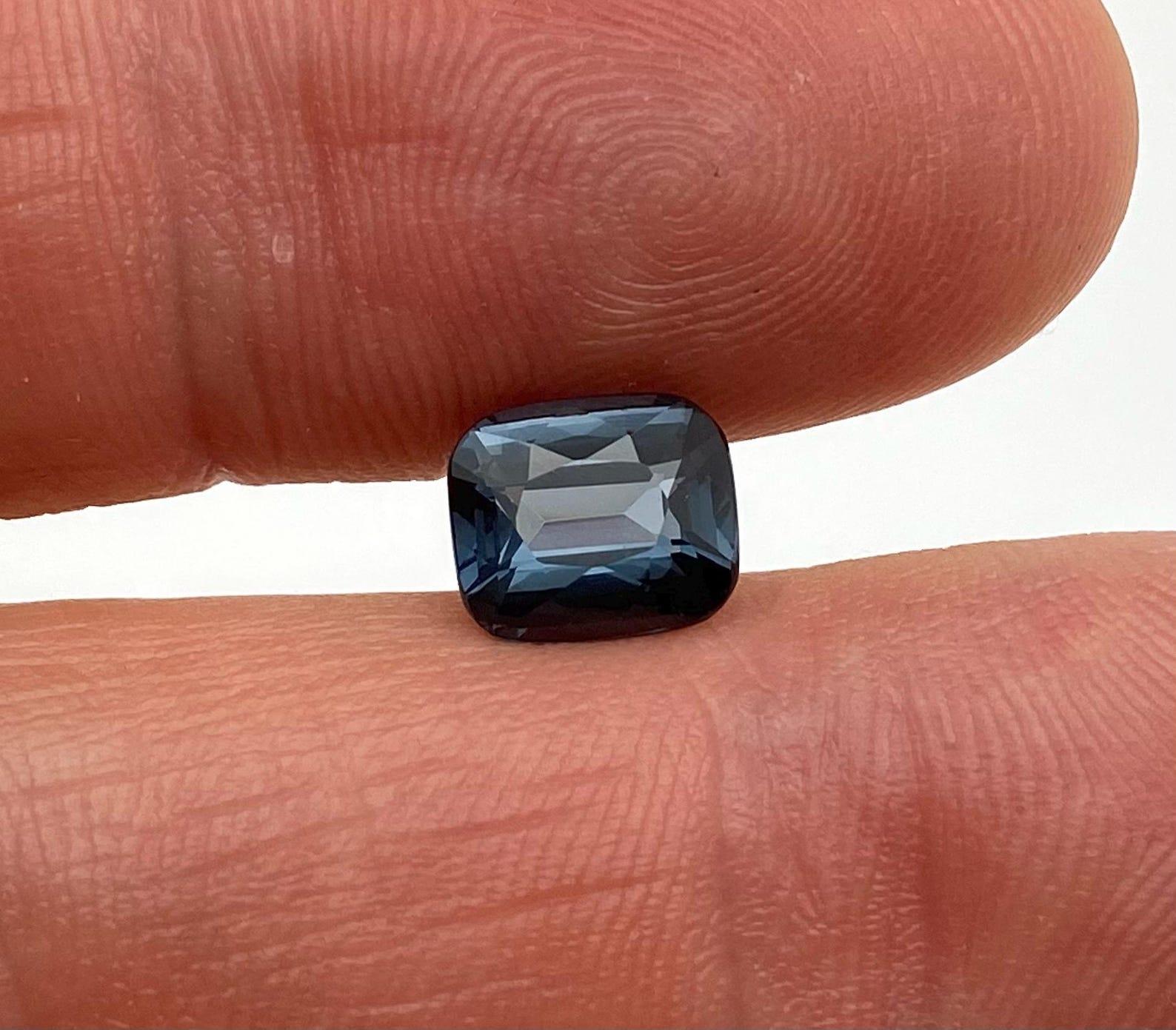 Gemma sciolta Nature Violet Spinel 2,54 ct., Alta qualità, Taglio a cuscino, Origine Tanzania.

Certificato dal laboratorio GFCO
Colore della gemma: Viola
Tipo di gemma: Spinello
Dimensioni della gemma: 8,57x7,3x4,58 mm
Grado di taglio: Molto