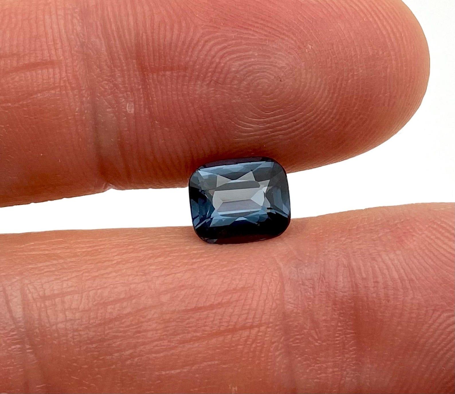 Gemma sciolta di Spinello Viola Nature 2,54 ct., Alta qualità, Cuscino, Tanzania In condizioni Nuovo in vendita a Daugavpils, LV