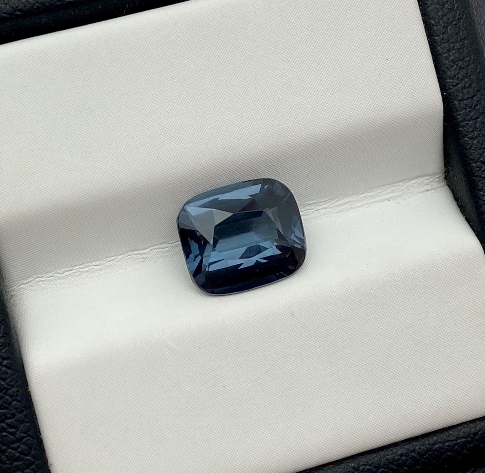 Gemma sciolta di Spinello Viola Nature 2,54 ct., Alta qualità, Cuscino, Tanzania in vendita 2