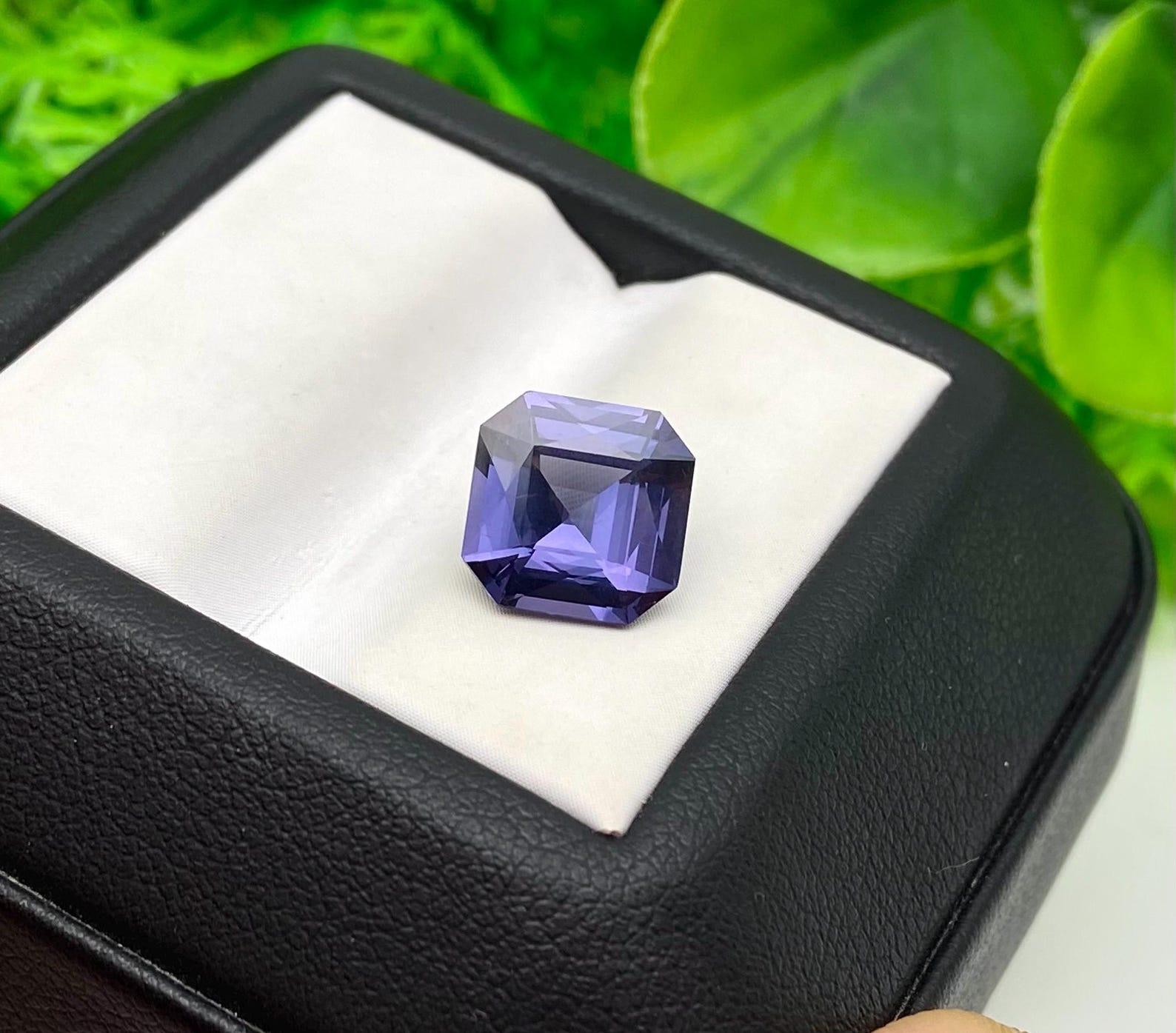 Ottagono Gemma sciolta Nature Violet Spinel 2,97 ct, Alta qualità, Certificato Tanzania in vendita