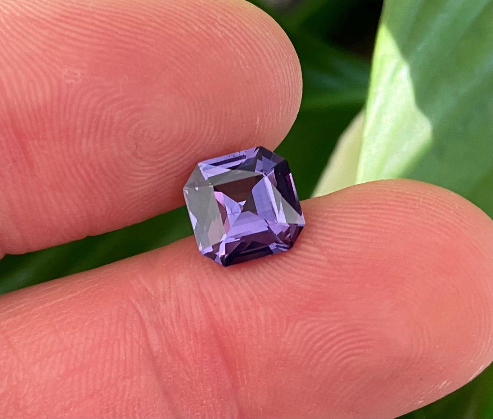 da uomo o donna Gemma sciolta Nature Violet Spinel 2,97 ct, Alta qualità, Certificato Tanzania in vendita