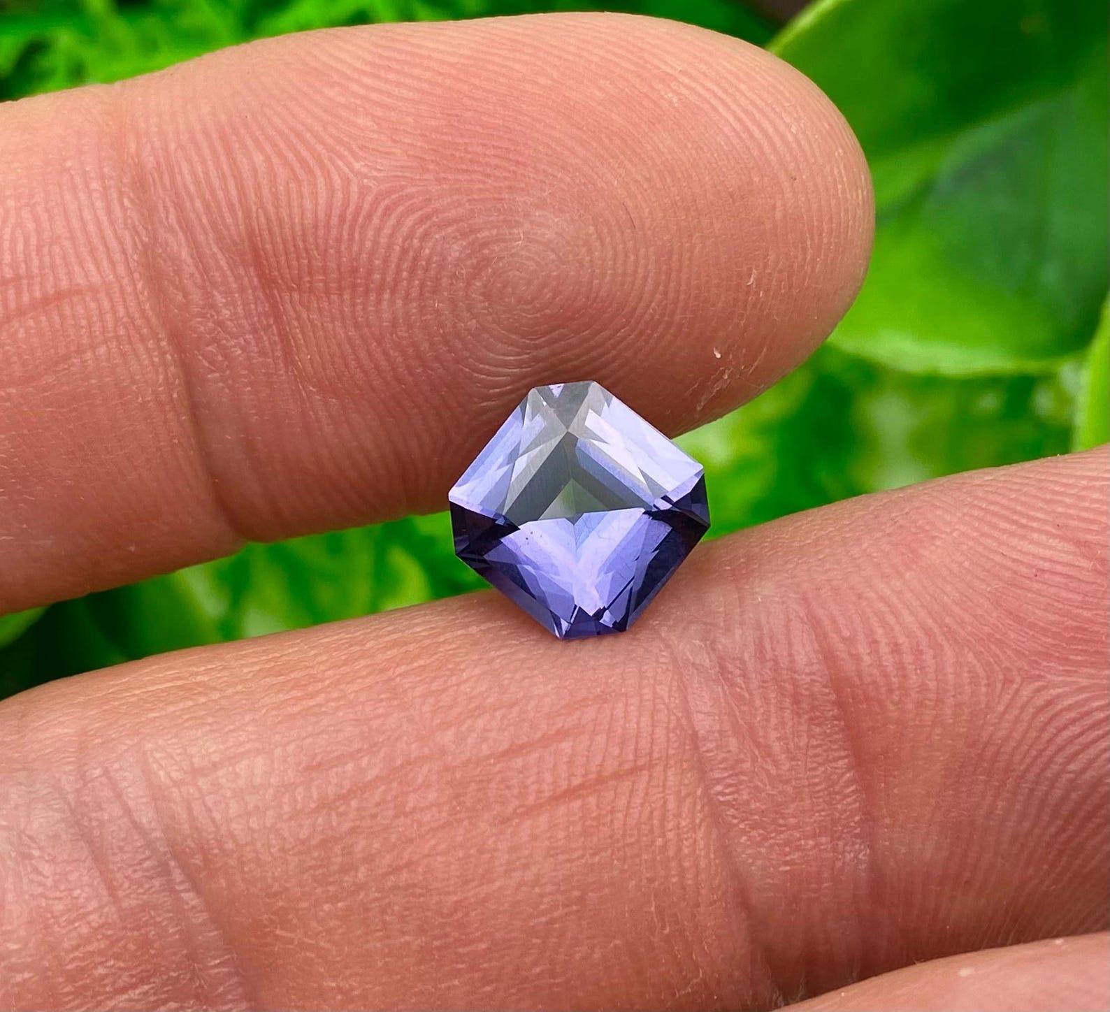 Gemma sciolta Nature Violet Spinel 2,97 ct, Alta qualità, Certificato Tanzania in vendita 2