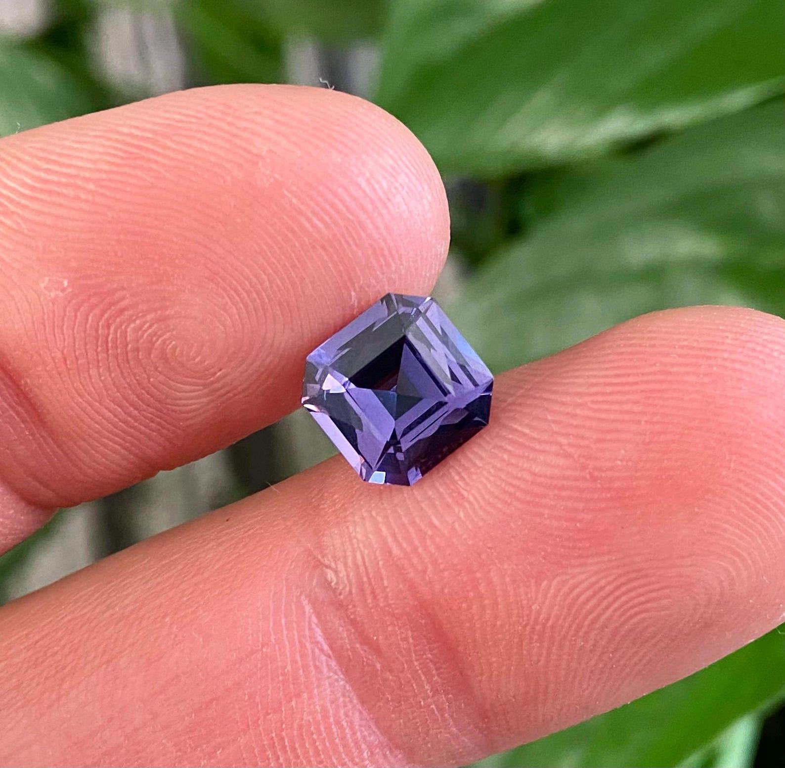 Gemma sciolta Nature Violet Spinel 2,97 ct, Alta qualità, Certificato Tanzania in vendita 3