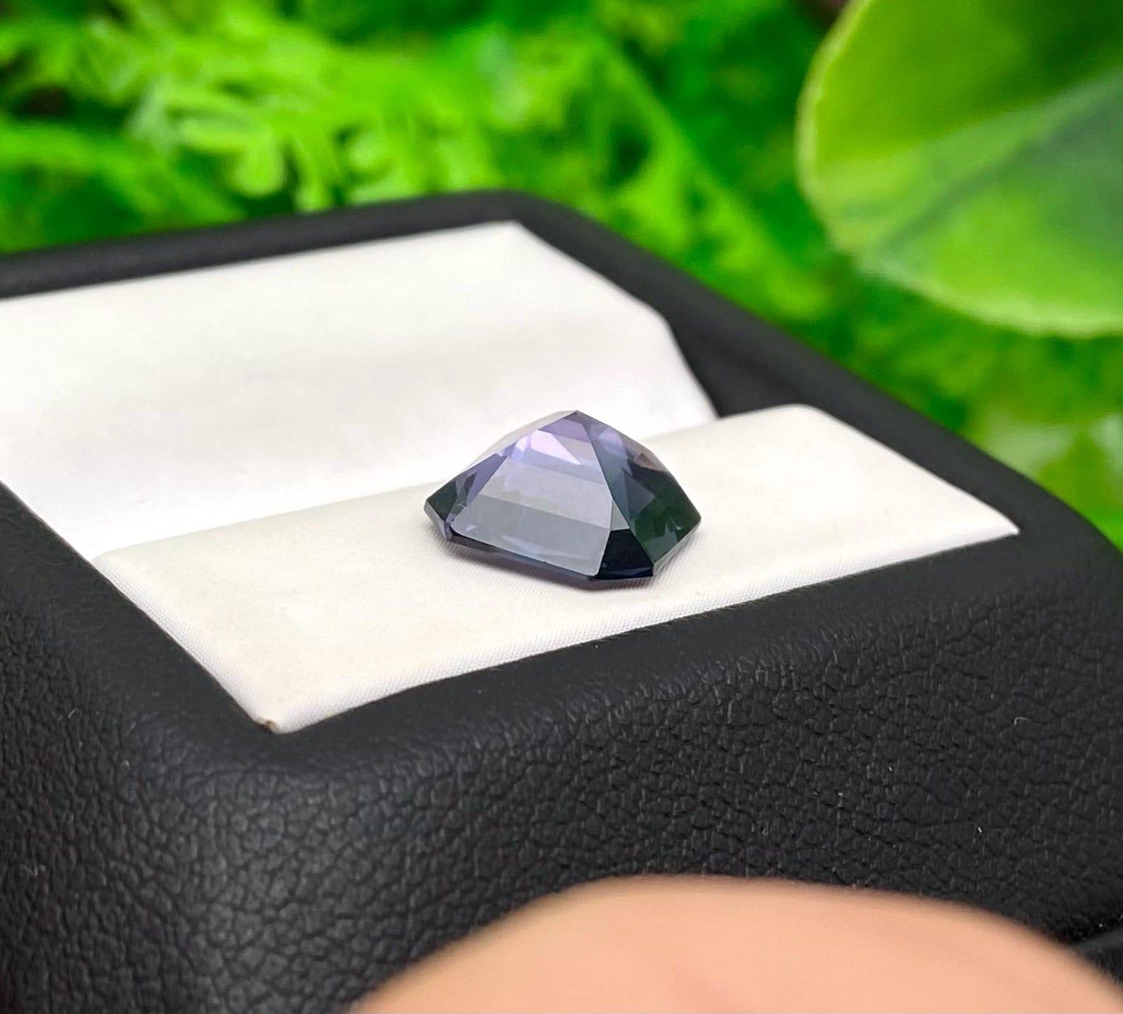 Gemma sciolta Nature Violet Spinel 2,97 ct, Alta qualità, Certificato Tanzania in vendita 4