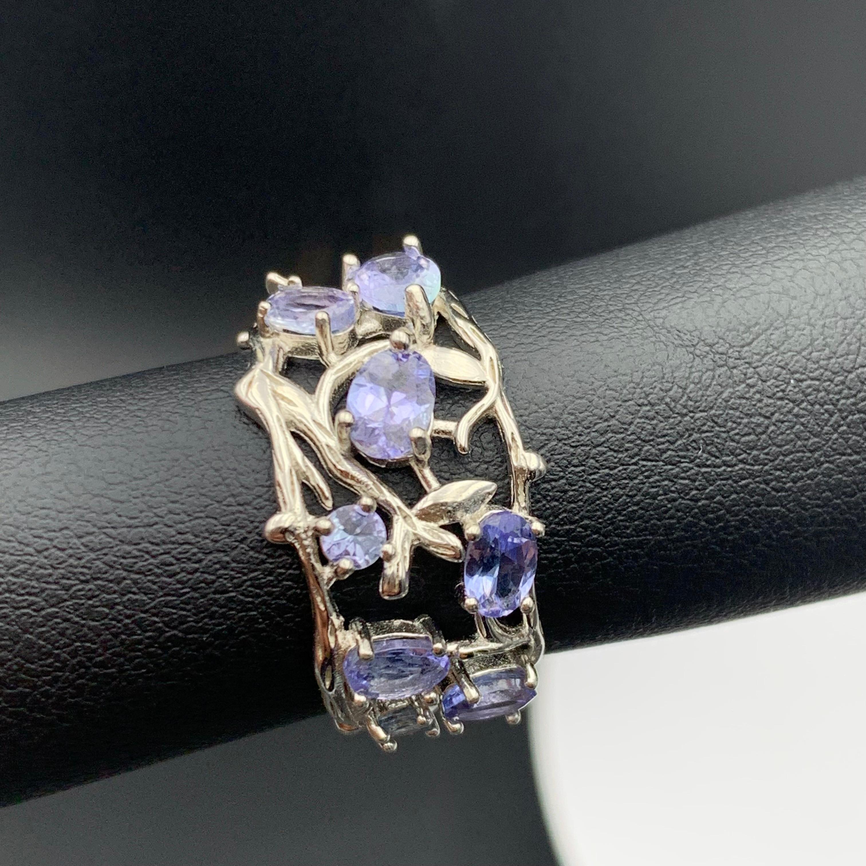 Contemporary Natural Violet Tanzanite Ring 8 Oval Cut Gemstones in 925 SterlingSilver Setting For Sale