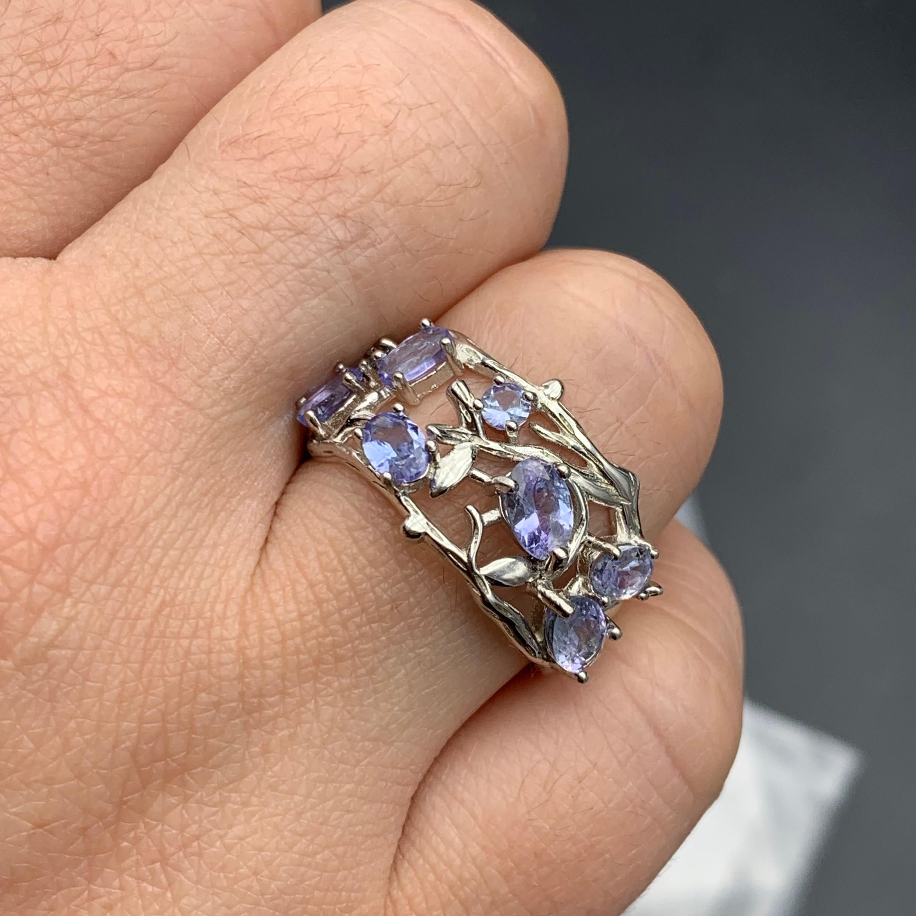 Natural Violet Tanzanite Ring 8 Oval Cut Gemstones in 925 SterlingSilver Setting In New Condition For Sale In Peshawar, PK