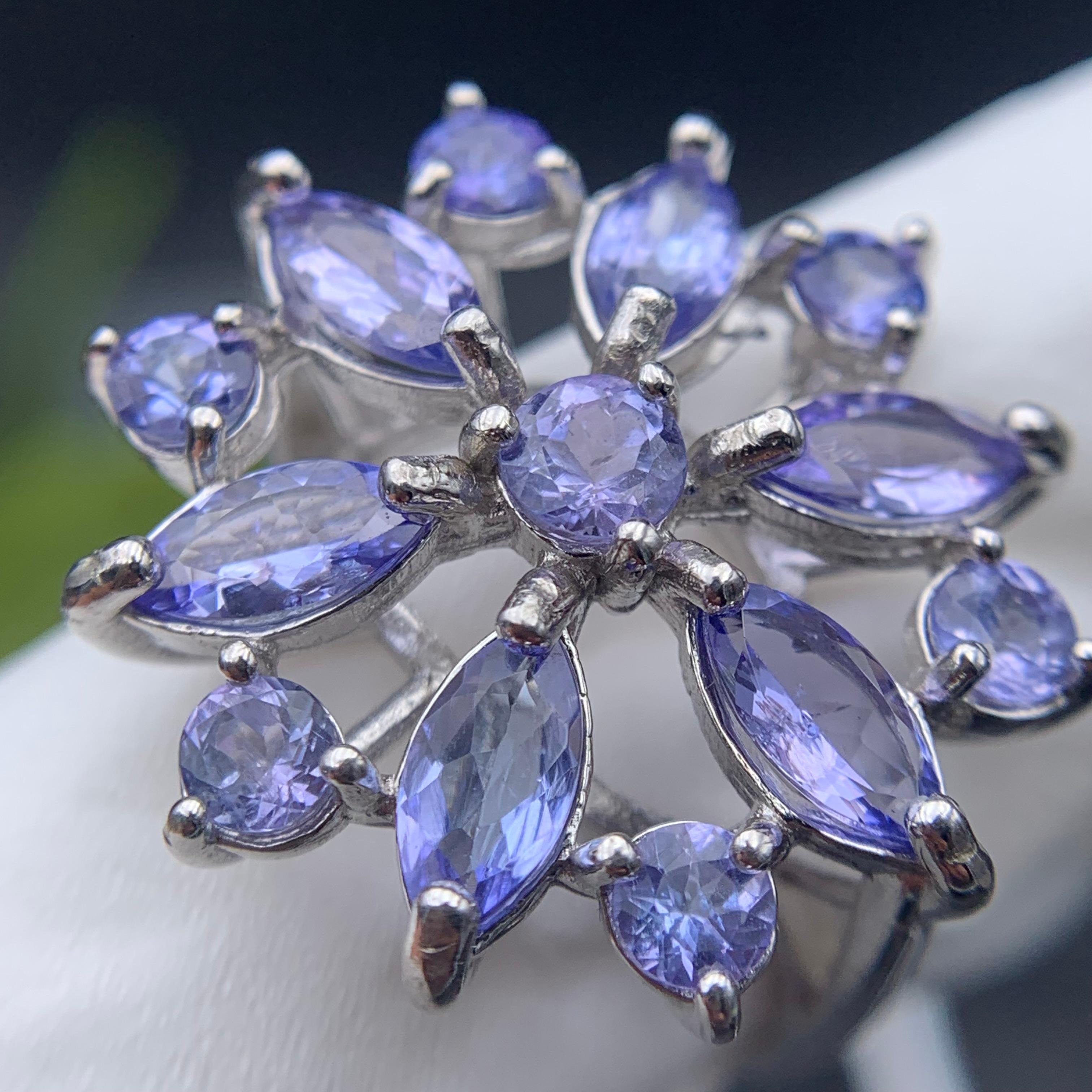 Anello di tanzanite naturale viola in argento 925 con incastonatura floreale a grappolo, misura 8 in vendita 4
