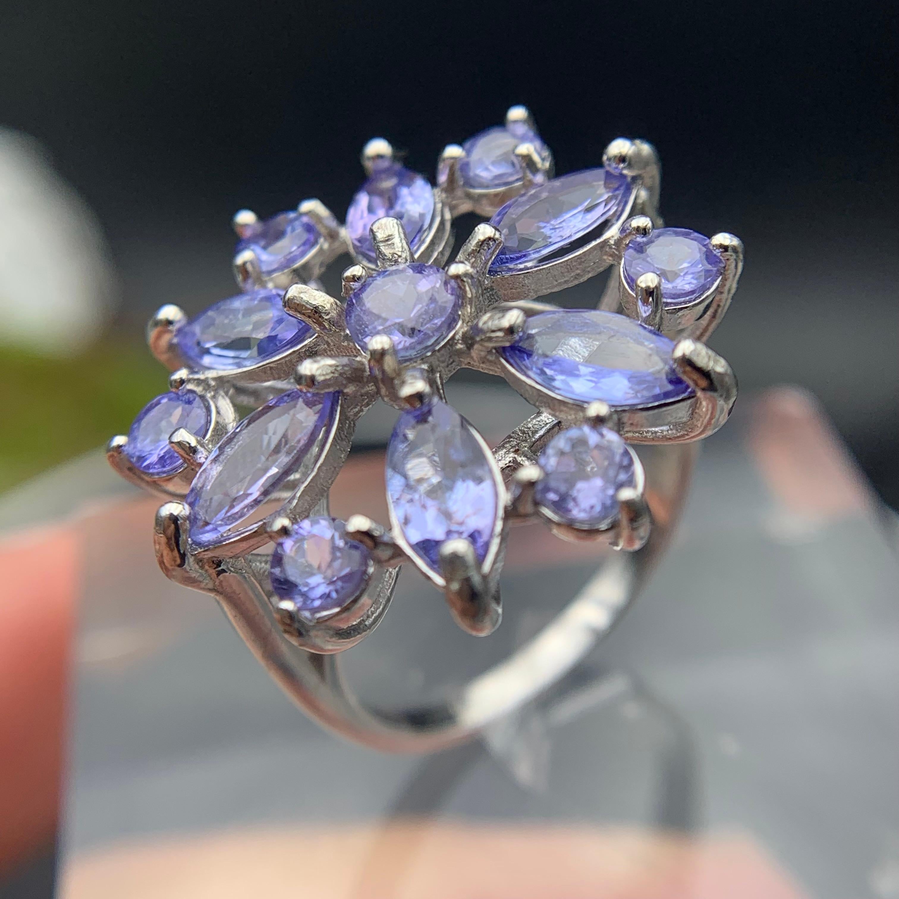 Anello di tanzanite naturale viola in argento 925 con incastonatura floreale a grappolo, misura 8 in vendita 5