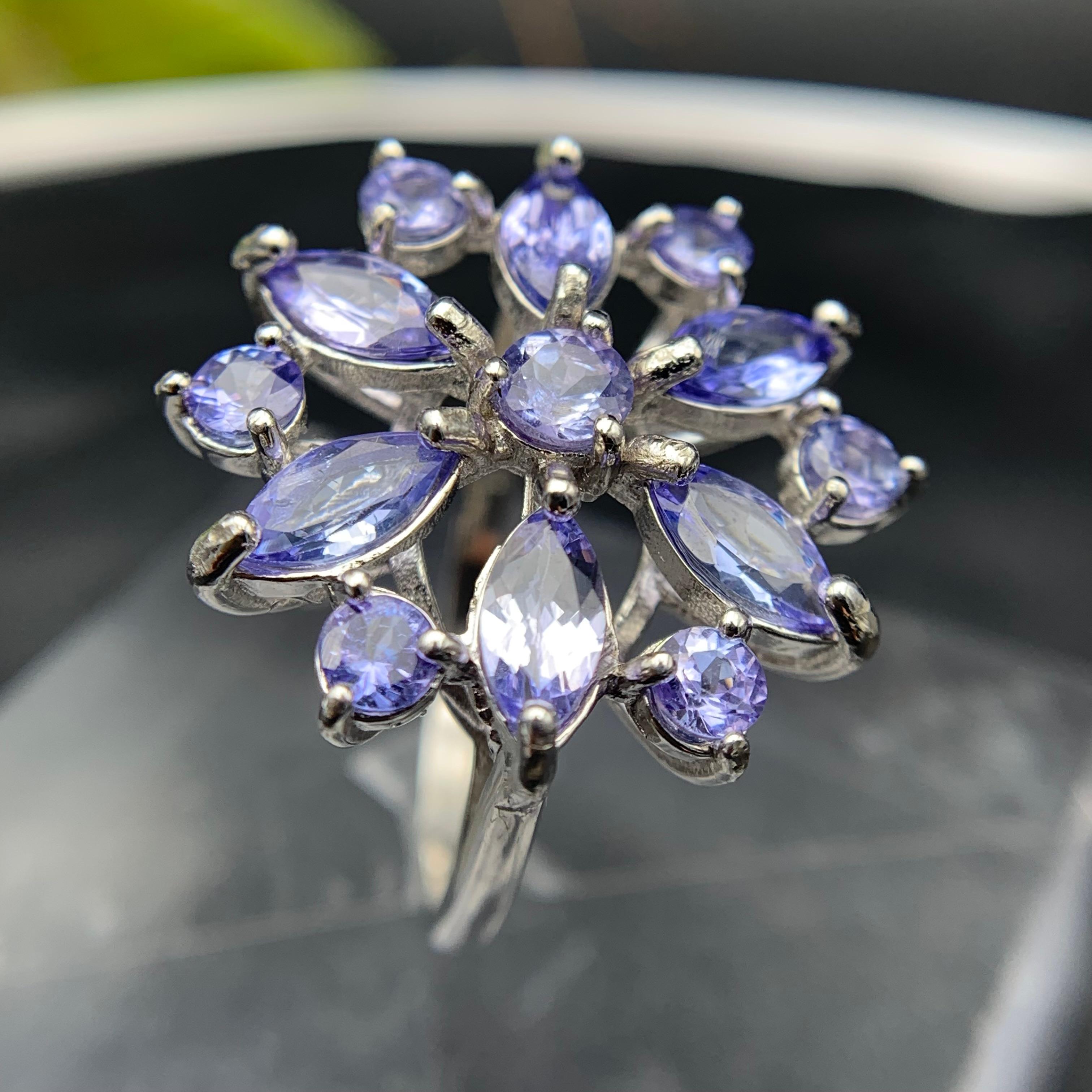 Anello di tanzanite naturale viola in argento 925 con incastonatura floreale a grappolo, misura 8 in vendita 6