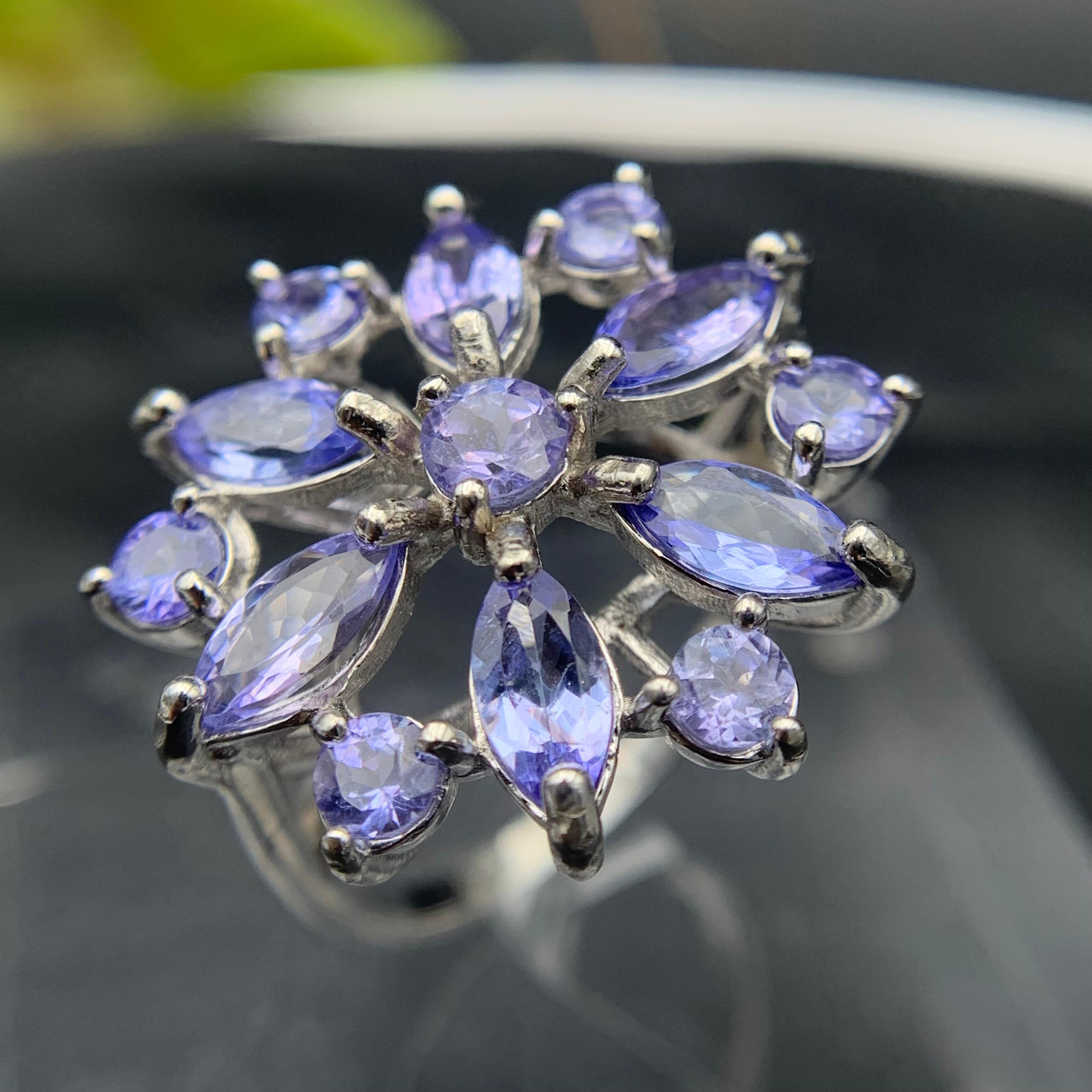 Anello di tanzanite naturale viola in argento 925 con incastonatura floreale a grappolo, misura 8 in vendita 7
