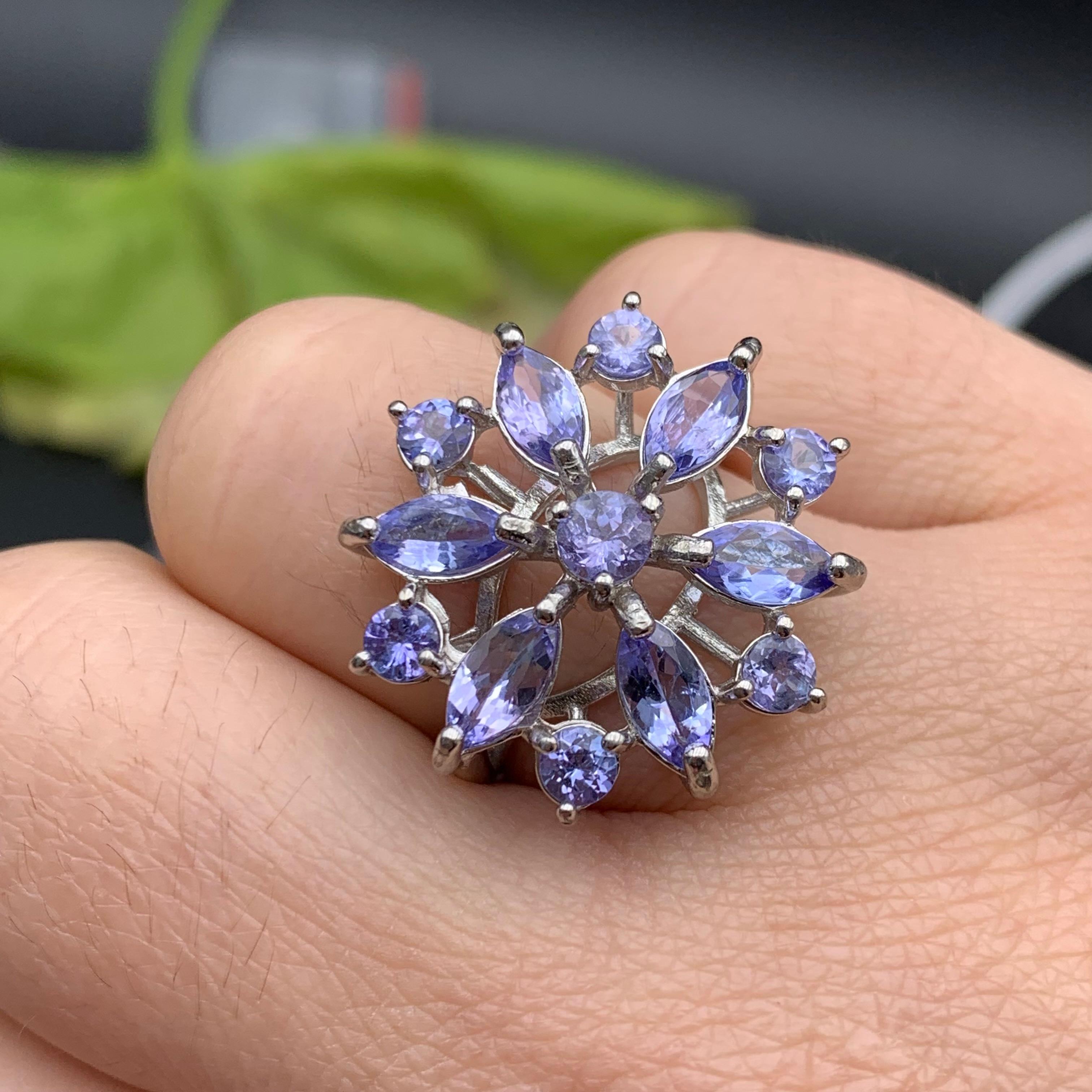 Squisito anello con fiore a grappolo di tanzanite naturale viola - 6 gemme taglio marquise e 7 gemme rotonde taglio Brilliante in un'elegante montatura in argento Sterling 925!!!

💎 TIPO DI GEMMA: Tanzanite 
⚖️  PESO DELL'ANELLO: 5,62 grammi
💍 