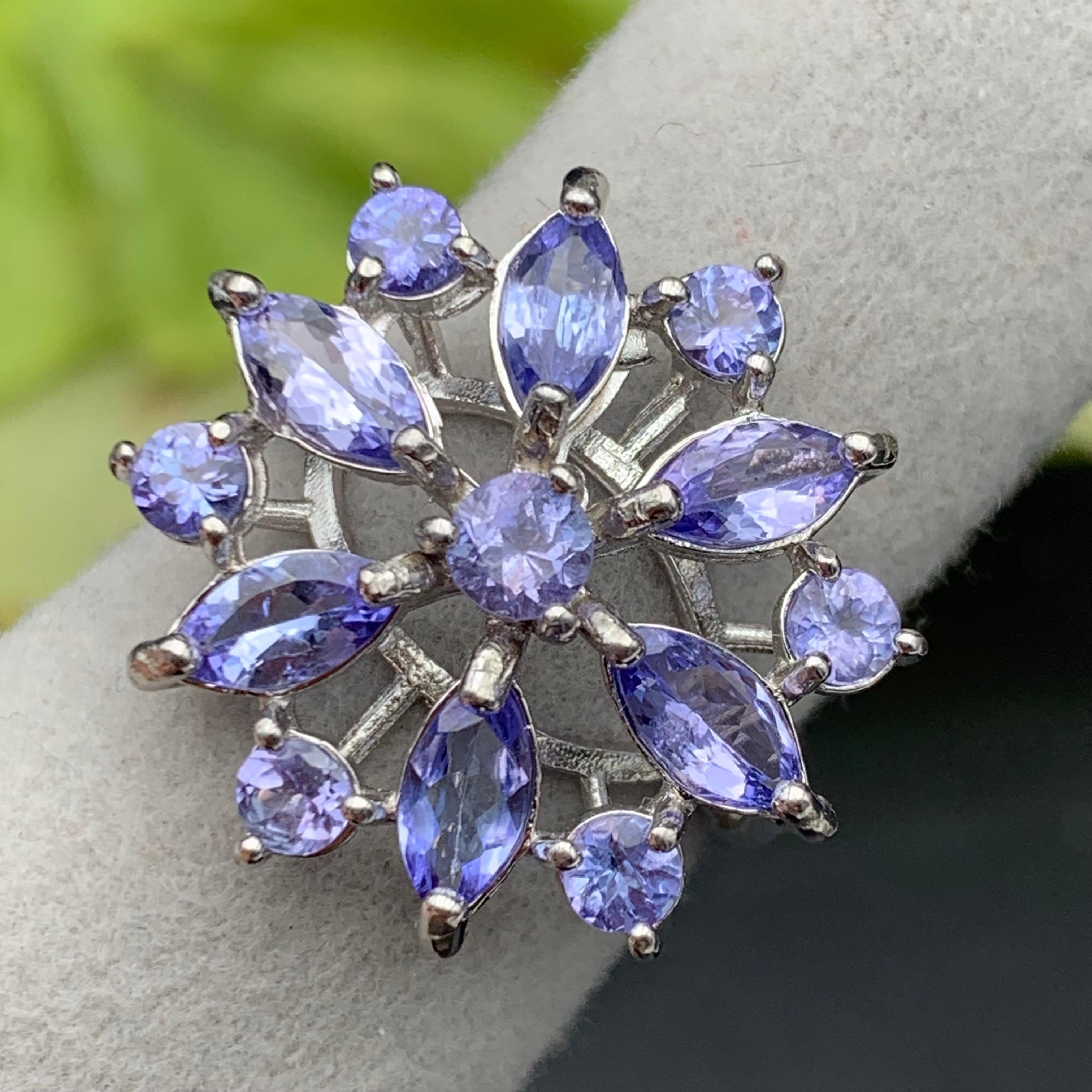Contemporaneo Anello di tanzanite naturale viola in argento 925 con incastonatura floreale a grappolo, misura 8 in vendita