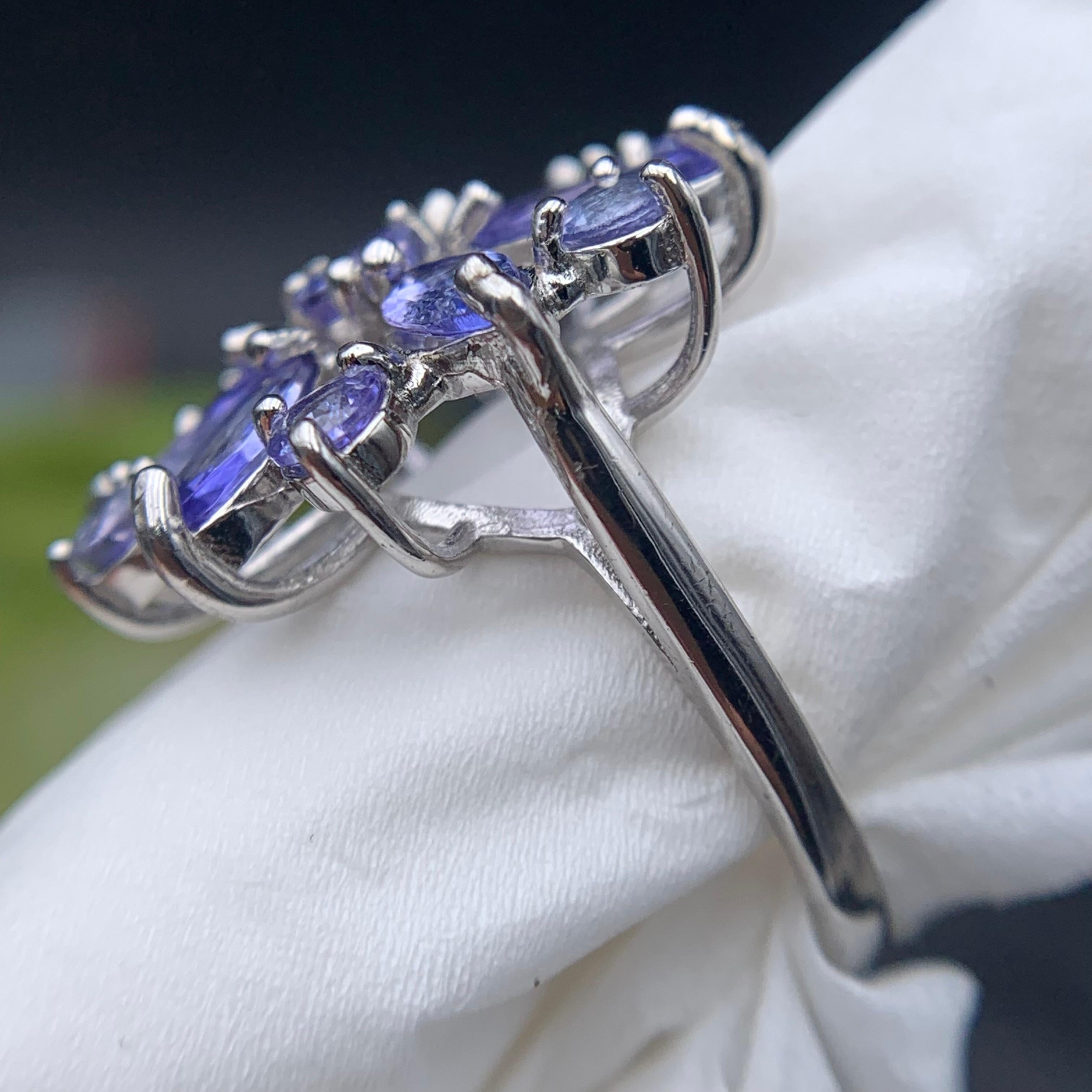 Donna Anello di tanzanite naturale viola in argento 925 con incastonatura floreale a grappolo, misura 8 in vendita