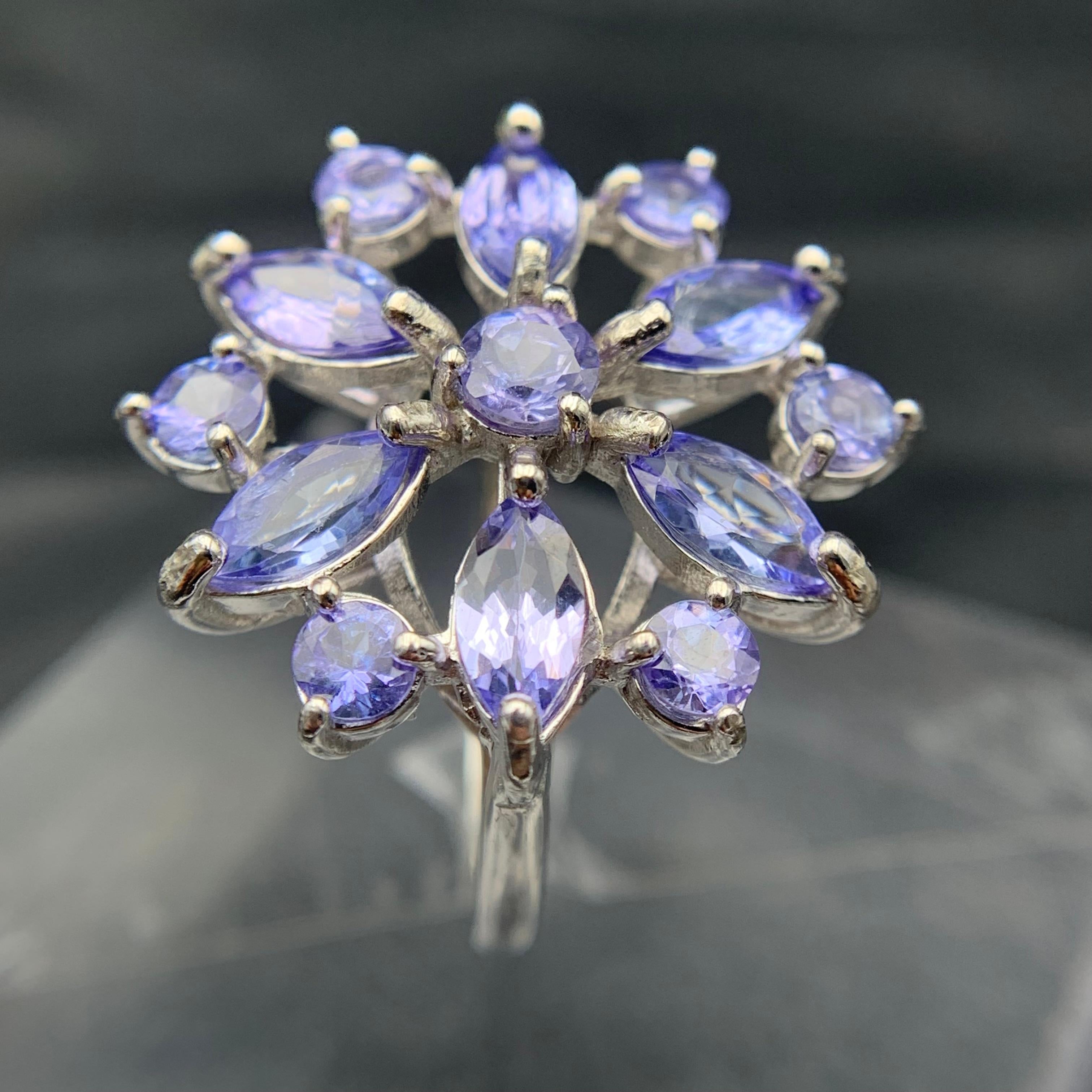 Anello di tanzanite naturale viola in argento 925 con incastonatura floreale a grappolo, misura 8 in vendita 1