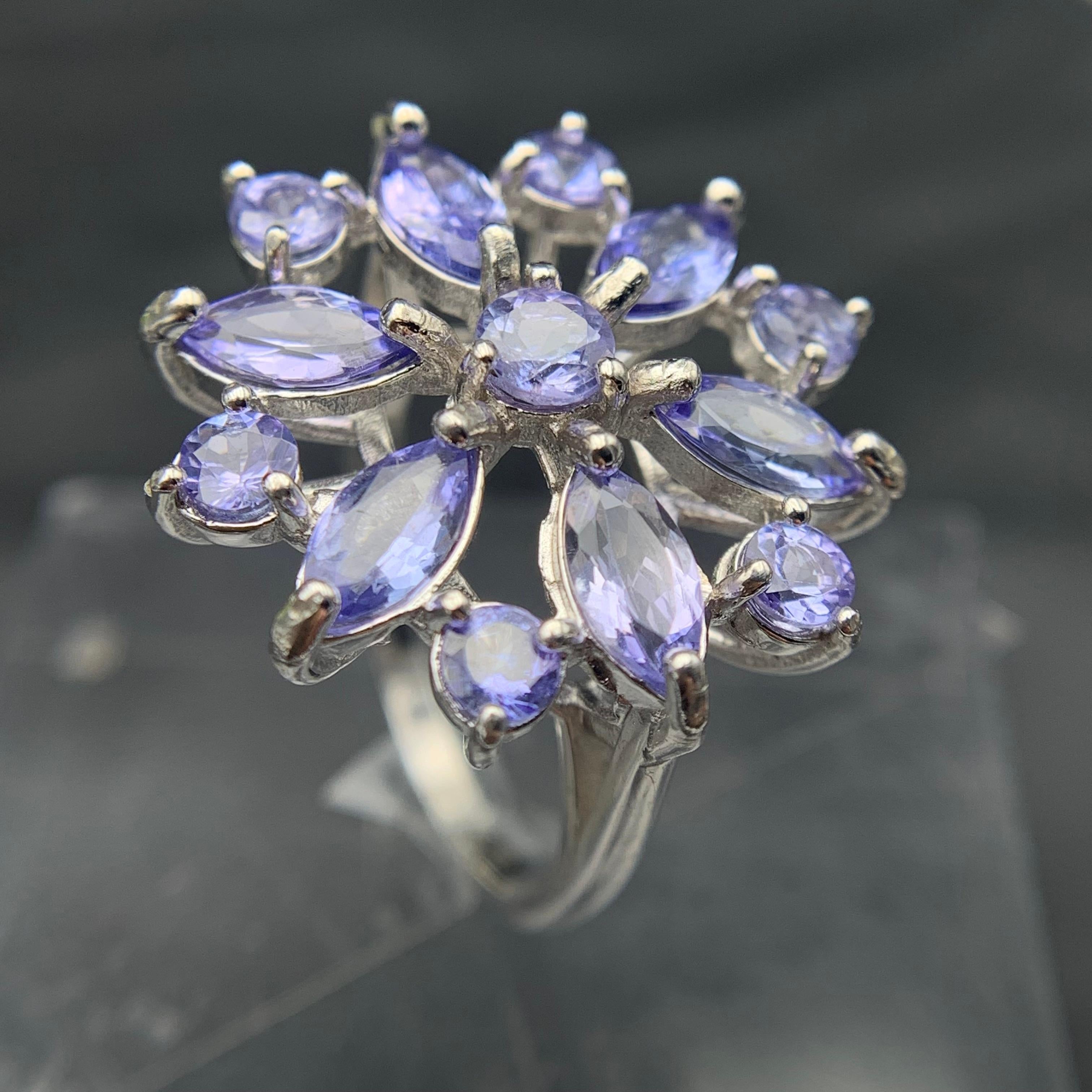 Anello di tanzanite naturale viola in argento 925 con incastonatura floreale a grappolo, misura 8 in vendita 3