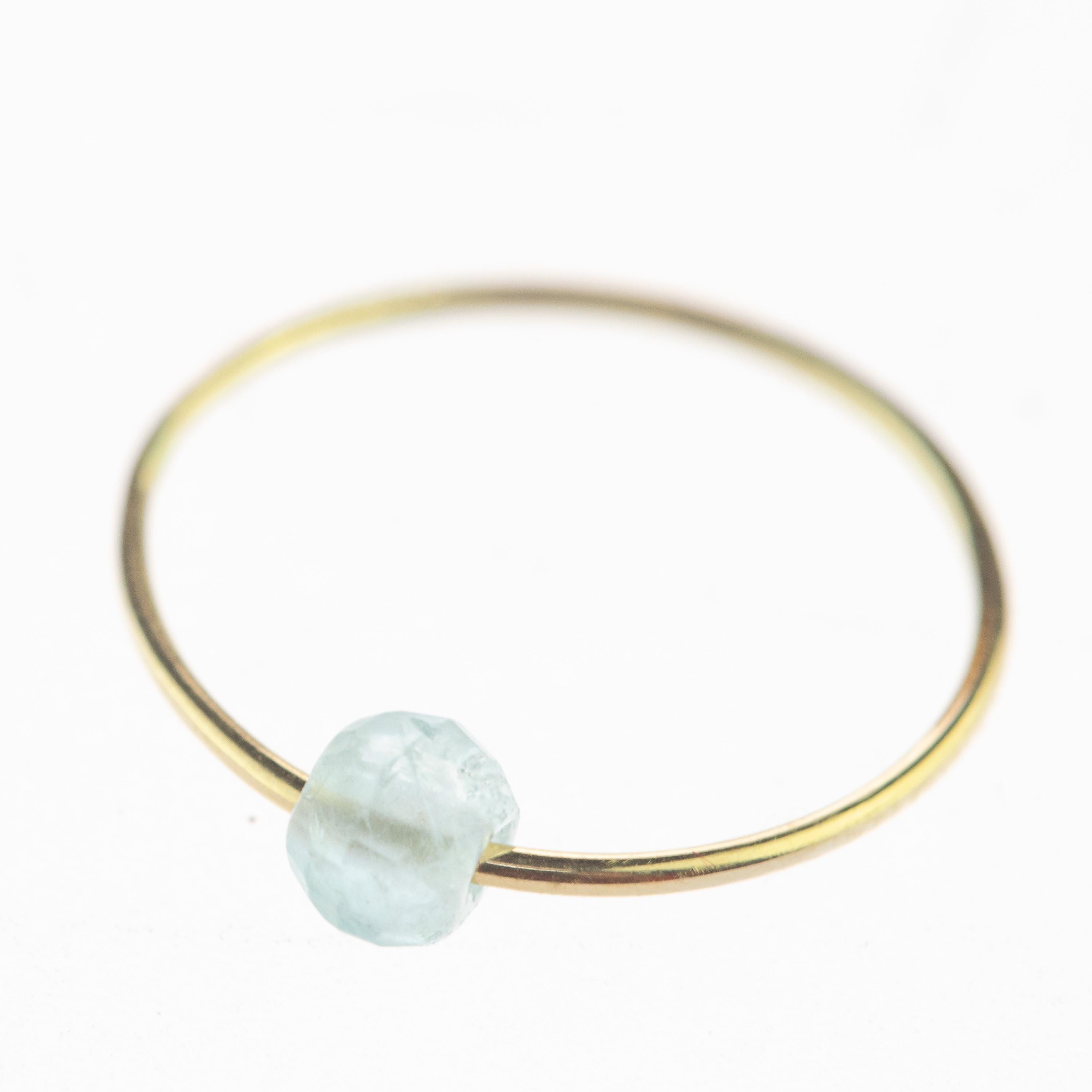 Bague à anneau Planet Signature INTINI Jewels. Bagues contemporaines design en or jaune 18 carats avec une précieuse aigue-marine ronde et une tourmaline.  Design et couleur réunis en un seul bijou. Faites-vous plaisir avec un design fort et