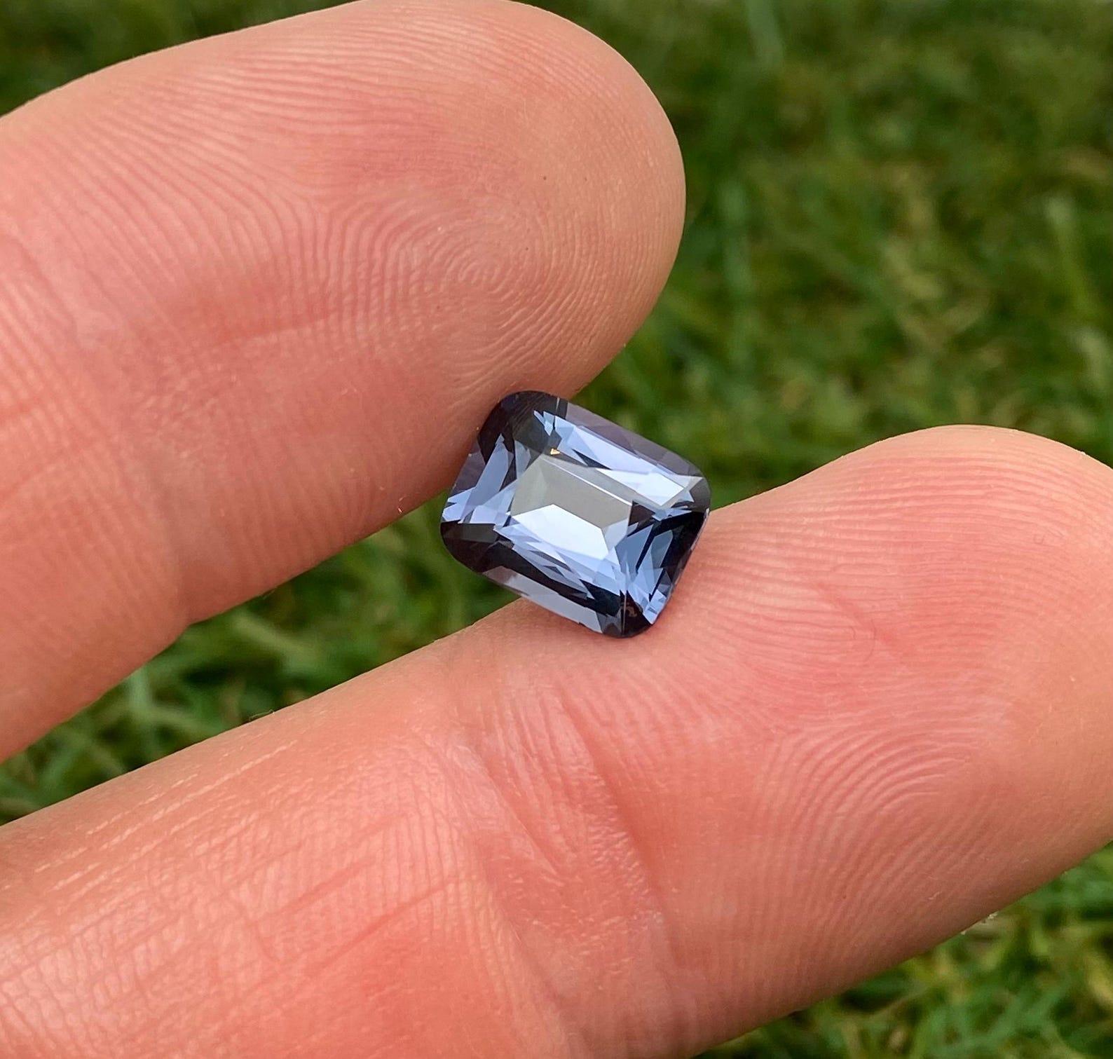 Gemma sciolta naturale di Spinello blu-violaceo 3,08 ct., alta qualità, Tanzania in vendita 6