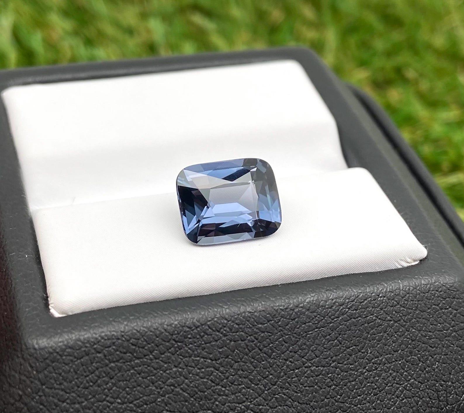 Gemma sciolta naturale di Spinello blu-violaceo 3,08 ct., alta qualità, Tanzania In condizioni Nuovo in vendita a Daugavpils, LV